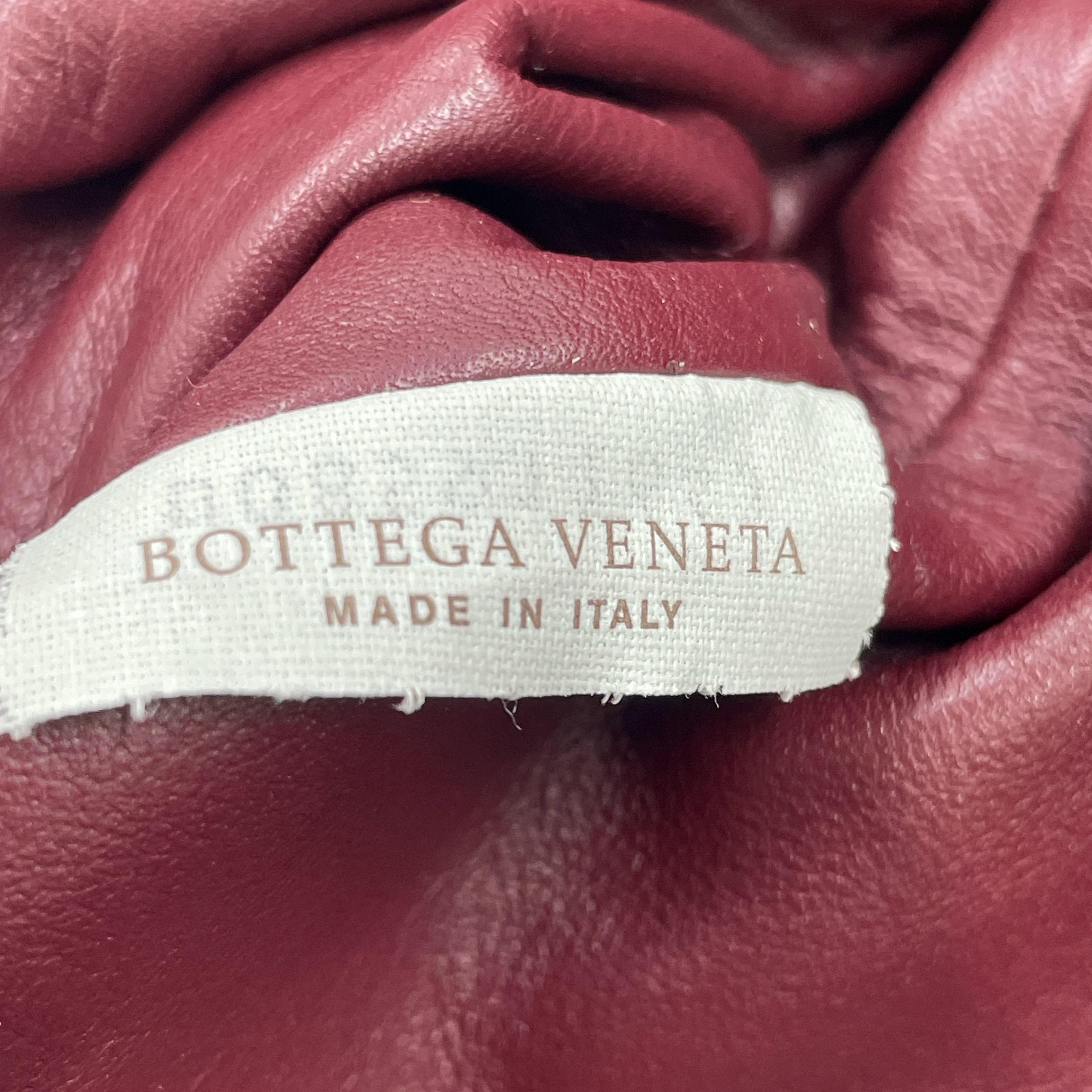 Bottega Veneta Pochette en cuir de veau Bourgogne Large Pour femmes en vente