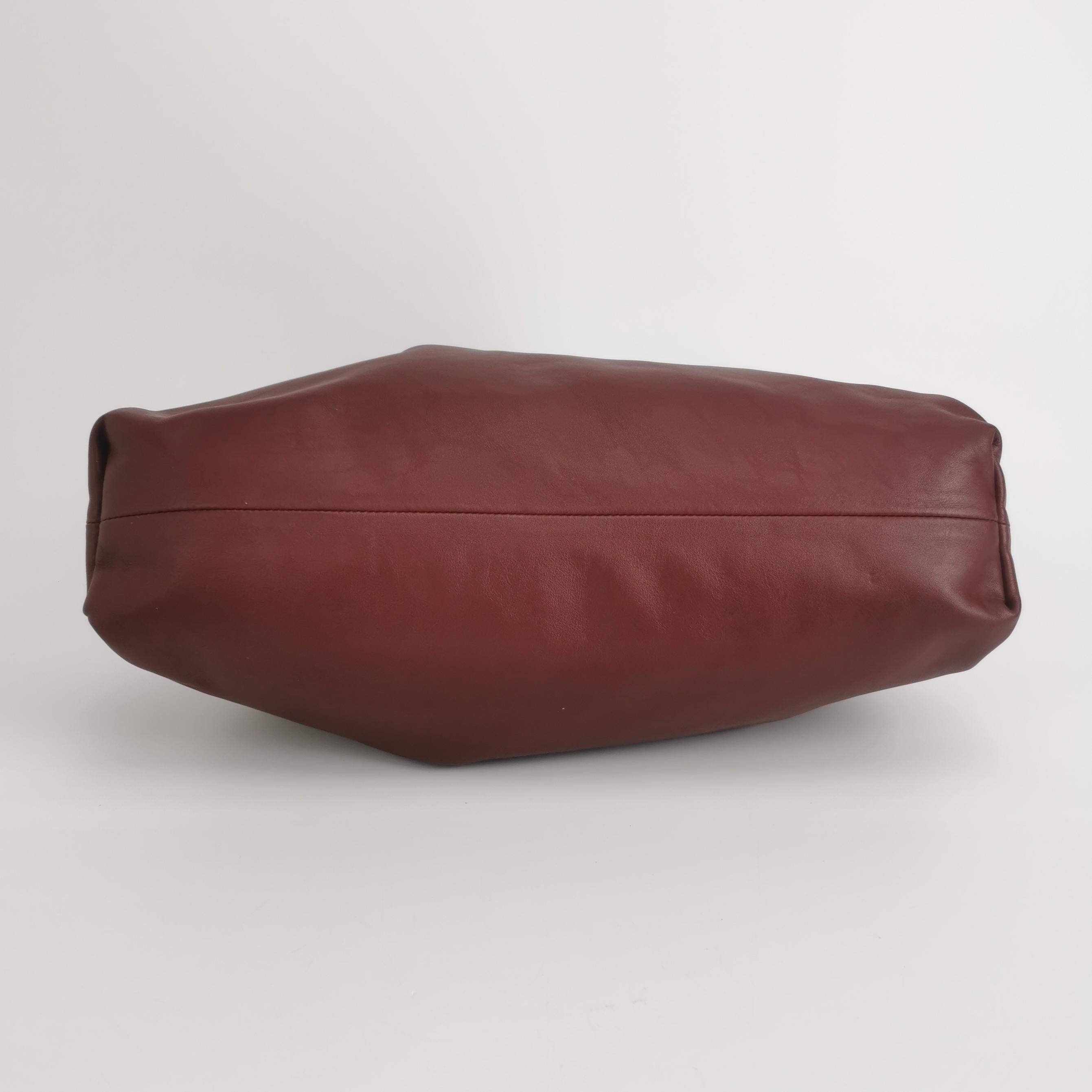 Bottega Veneta Pouch in pelle di vitello borgogna grande in vendita 1
