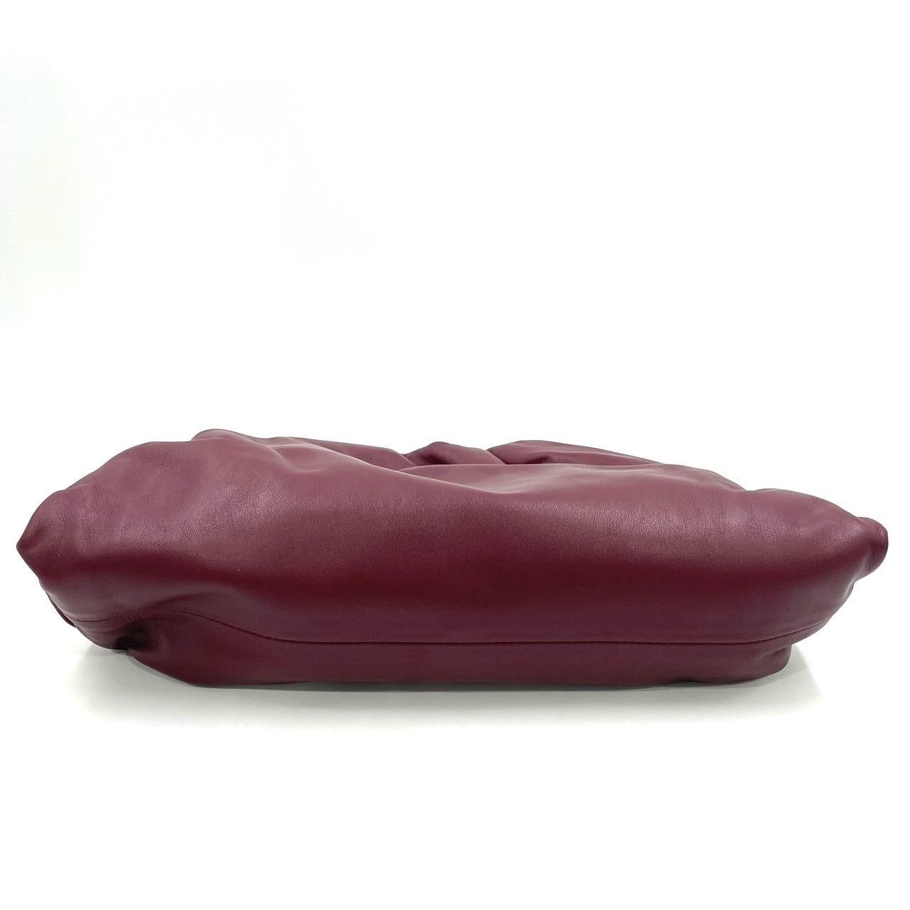 Bottega Veneta Pochette en cuir de veau Bourgogne Large en vente 2