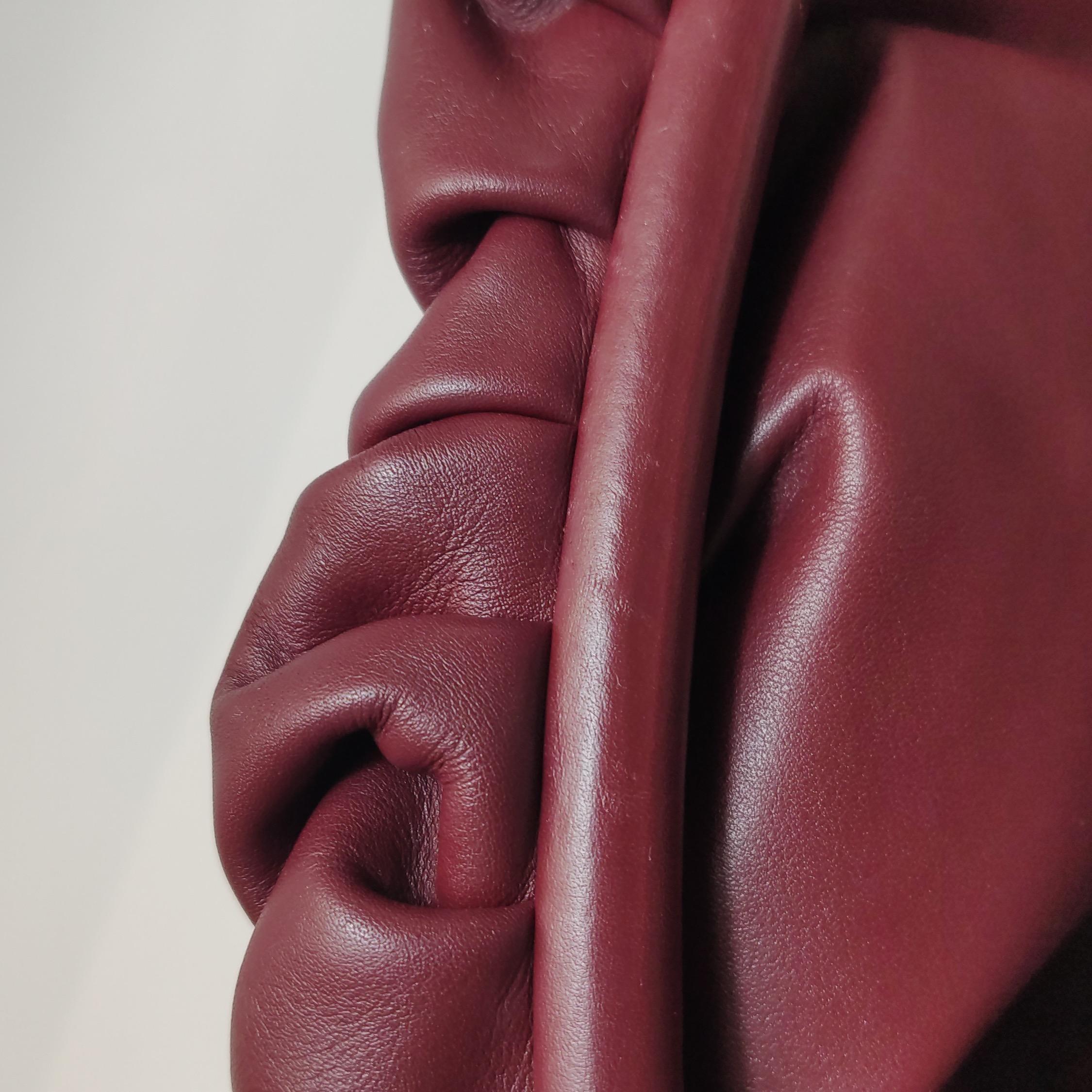 Bottega Veneta Pouch in pelle di vitello borgogna grande in vendita 3