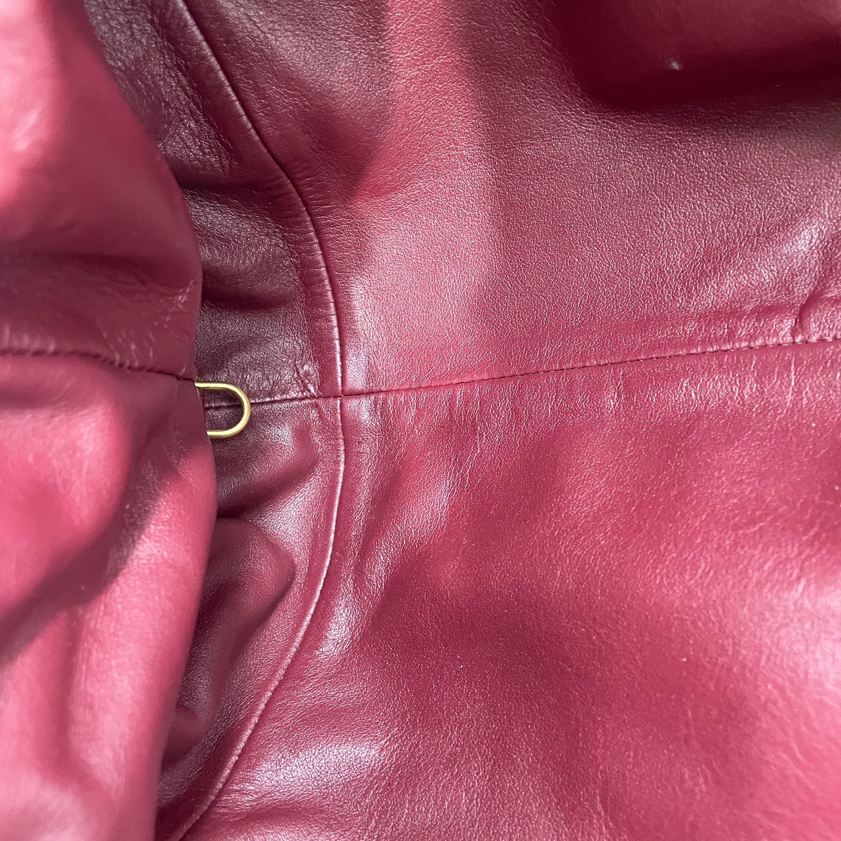 Bottega Veneta Pochette en cuir de veau Bourgogne Large en vente 4