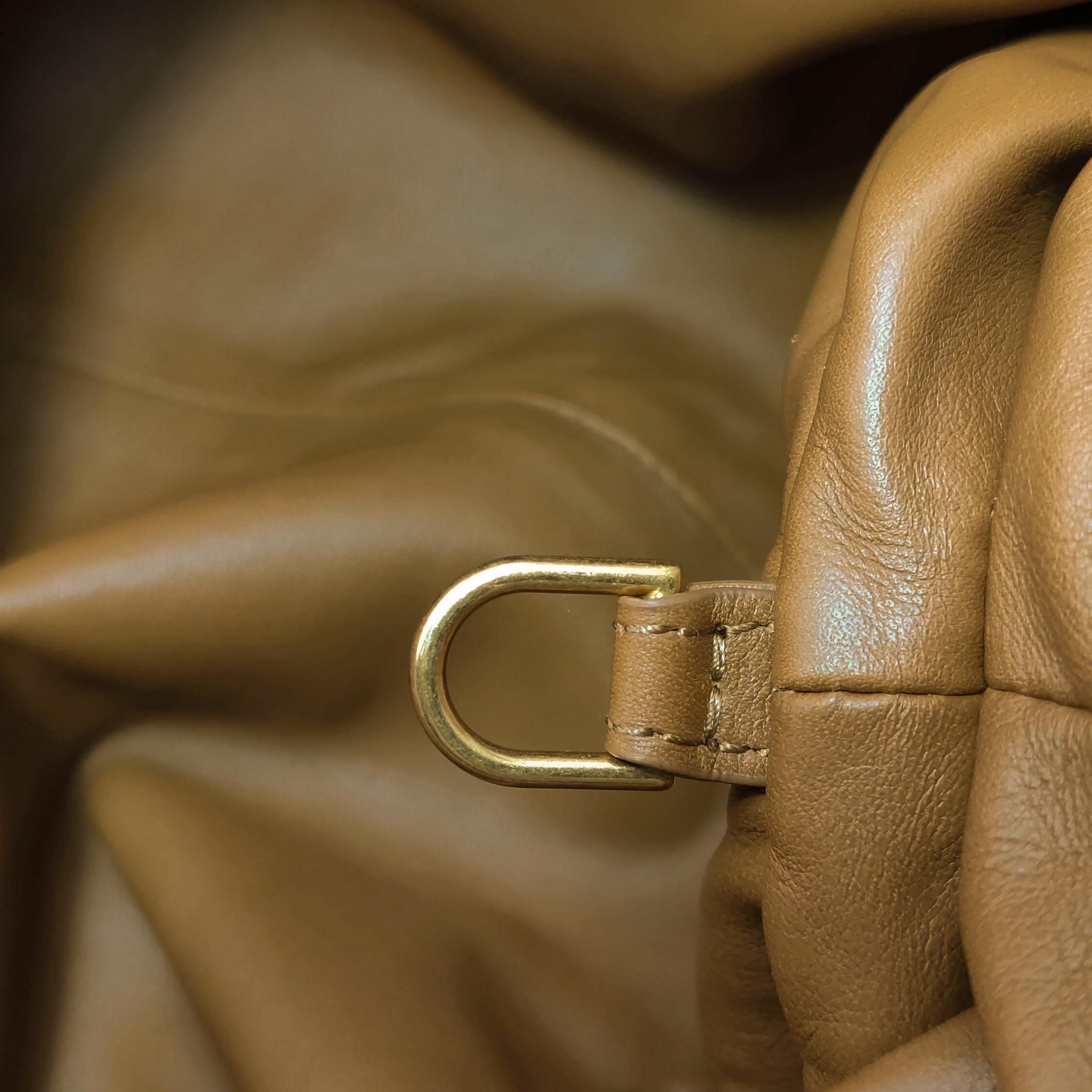 Bottega Veneta Pochette Cuir de veau Caramel Brown Large en vente 8