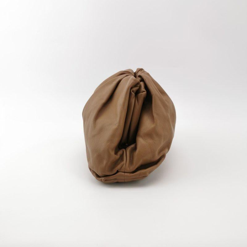 Bottega Veneta Pouch in pelle di vitello marrone caramello grande
  Queste sono foto professionali della borsa offerta da Luxbags.
  Questo marsupio di Bottega Veneta si distingue per il suo colore caramello su una lussuosa pelle di vitello.