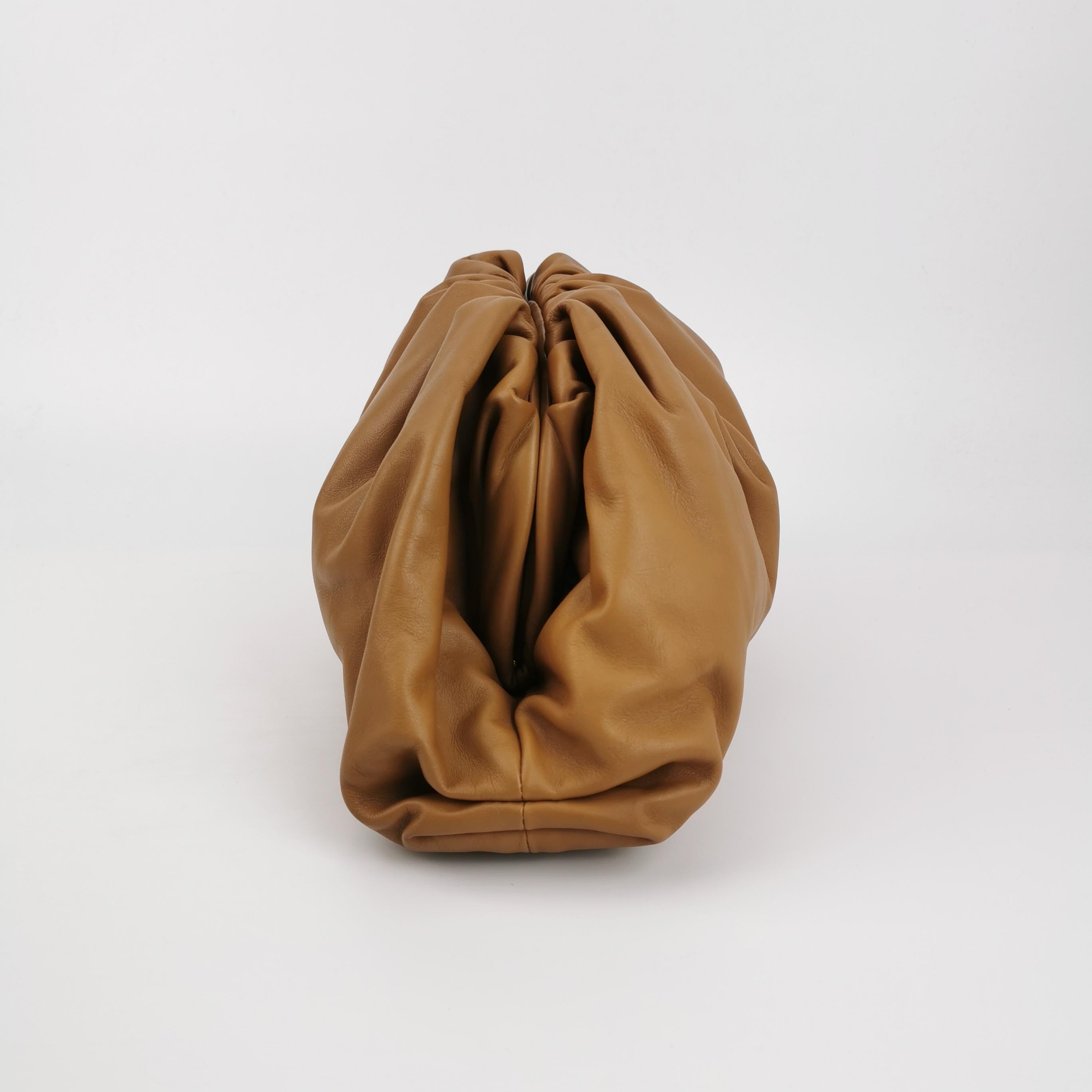 Bottega Veneta Pochette Cuir de veau Caramel Brown Large
  Il s'agit de photos professionnelles du sac offert par Luxbags.
  Ce Pouch Bottega Veneta se distingue brillamment, avec sa couleur caramel sur un luxueux cuir de veau. À l'intérieur, il est