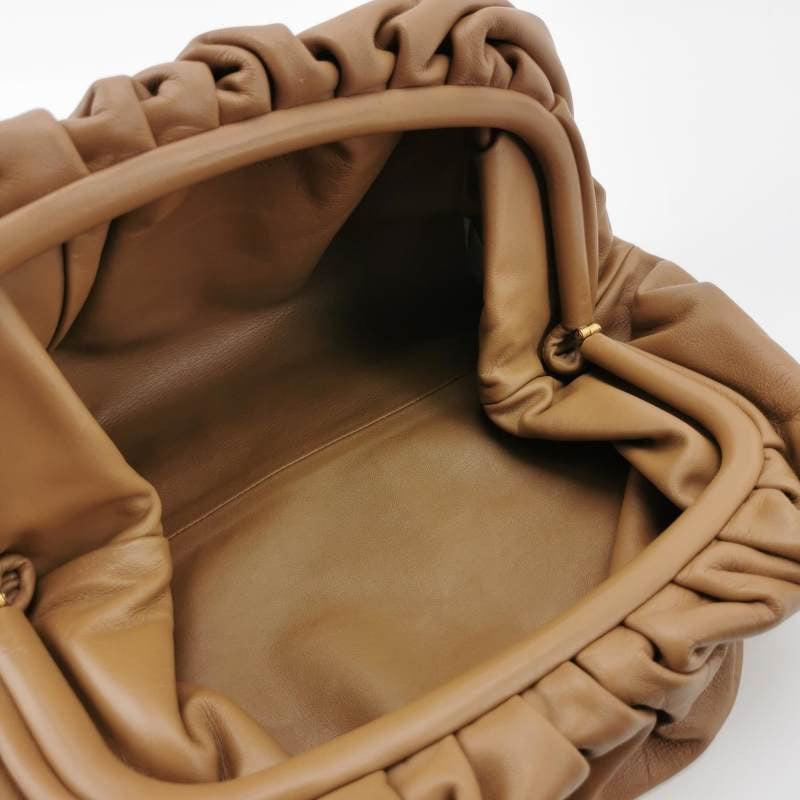 Marrone Bottega Veneta Pouch in pelle di vitello marrone caramello grande in vendita
