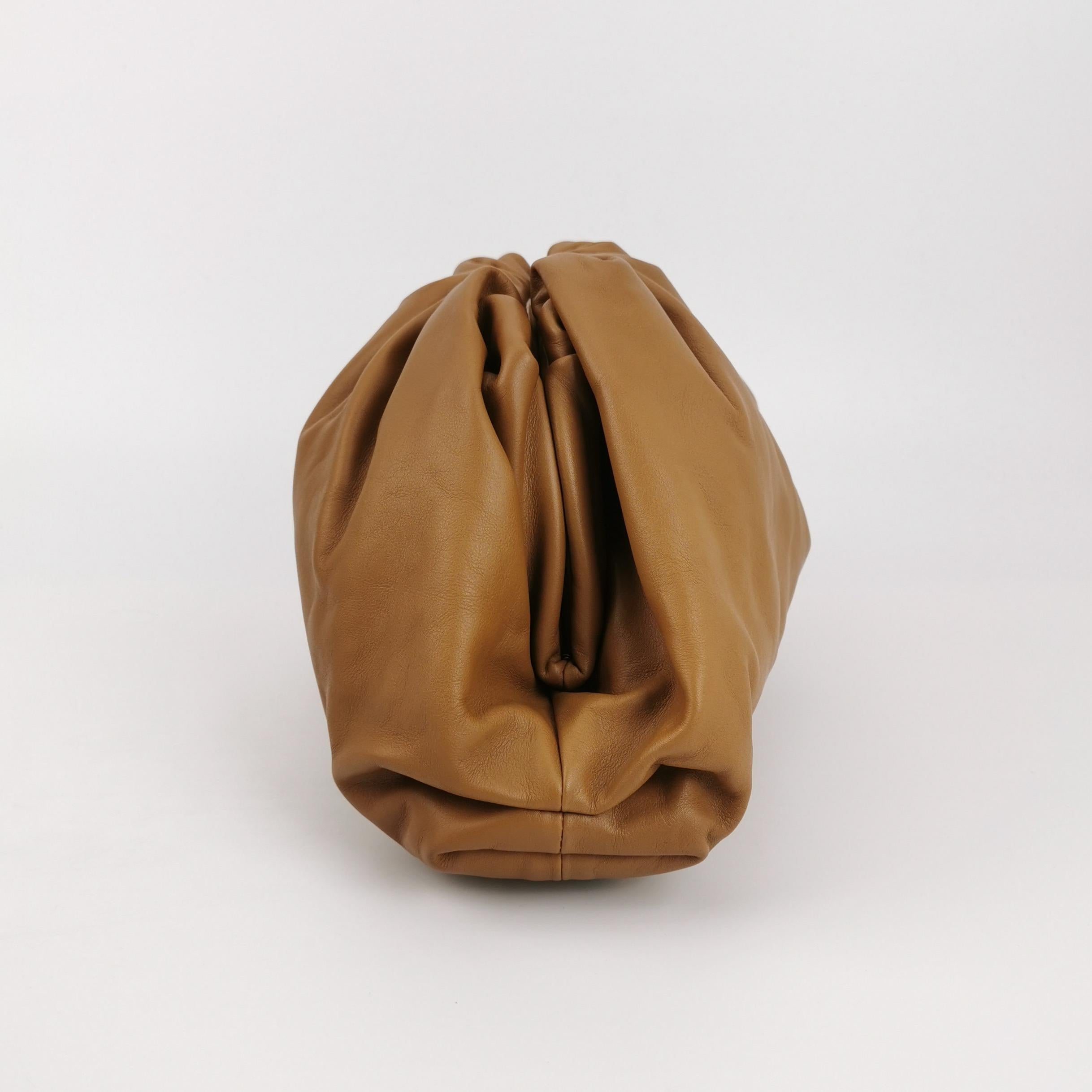 Marron Bottega Veneta Pochette Cuir de veau Caramel Brown Large en vente