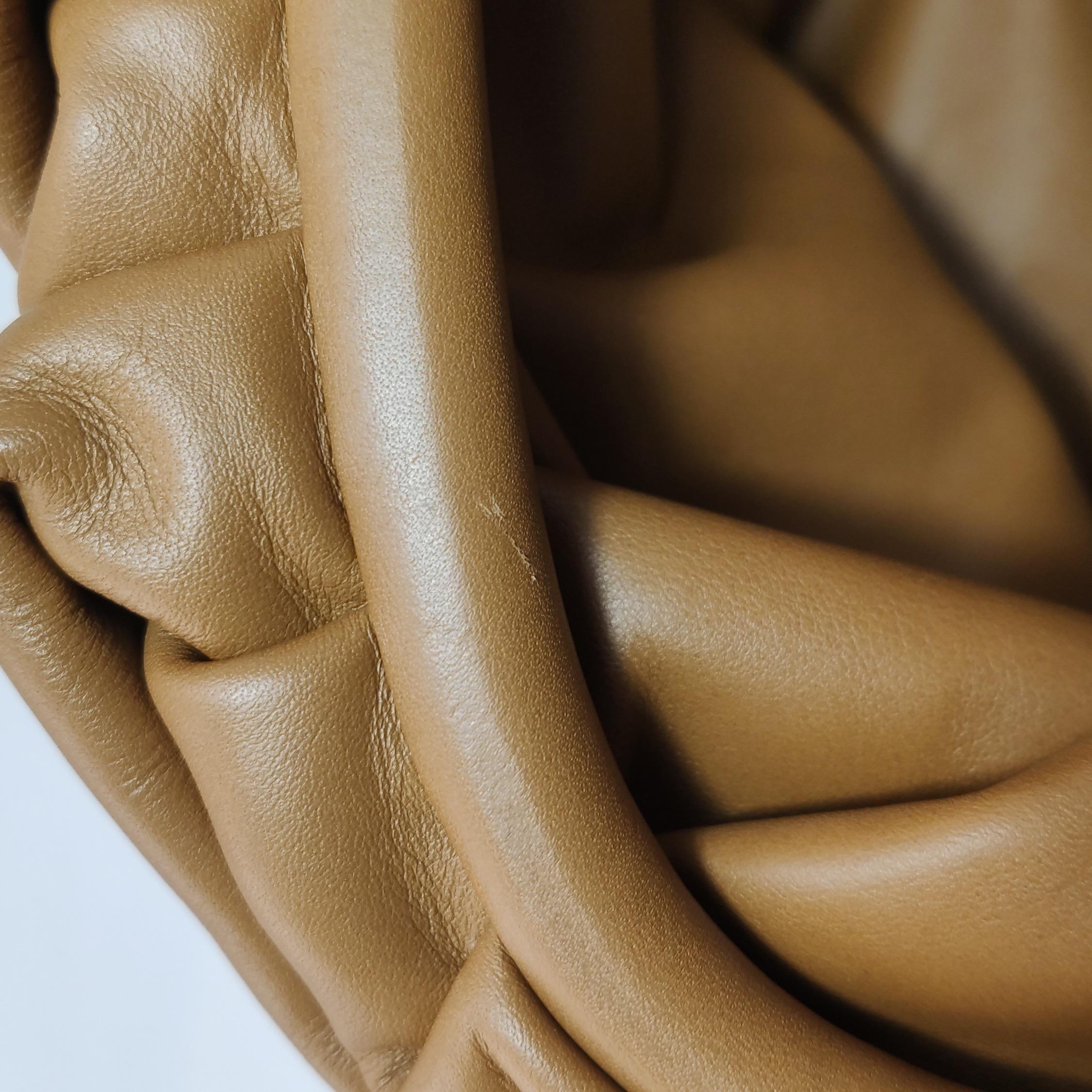 Bottega Veneta Pochette Cuir de veau Caramel Brown Large Excellent état - En vente à AUBERVILLIERS, FR