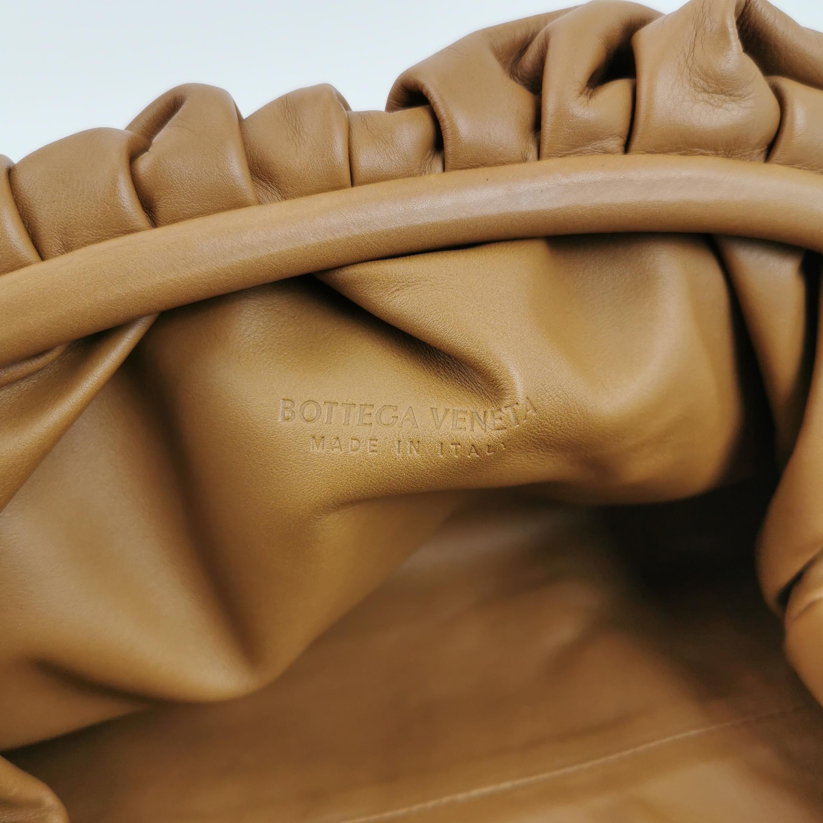 Bottega Veneta Pochette Cuir de veau Caramel Brown Large Pour femmes en vente