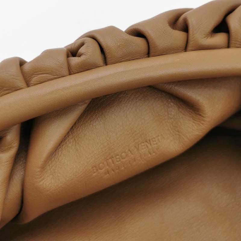 Bottega Veneta Pouch in pelle di vitello marrone caramello grande in vendita 1