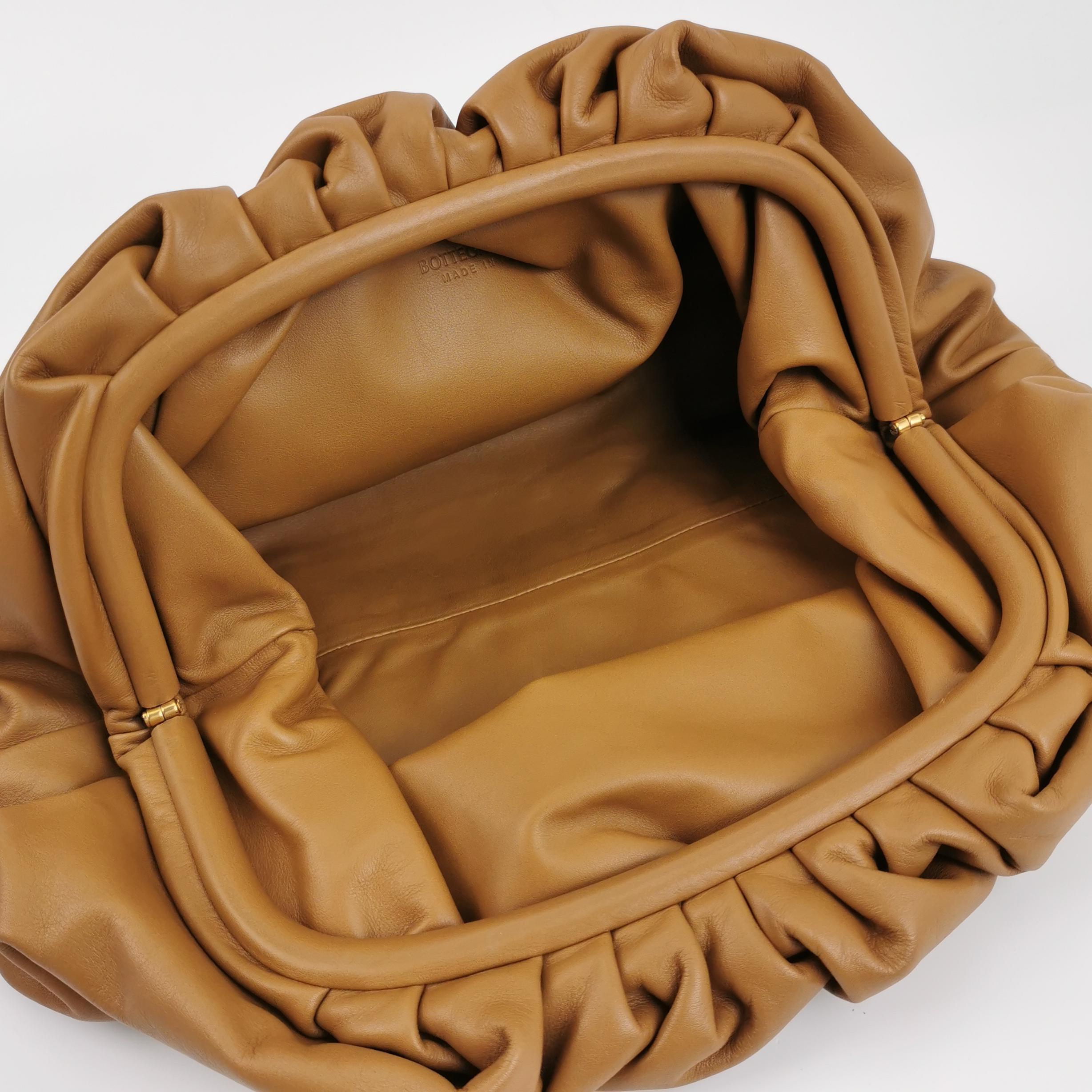 Bottega Veneta Pochette Cuir de veau Caramel Brown Large en vente 1