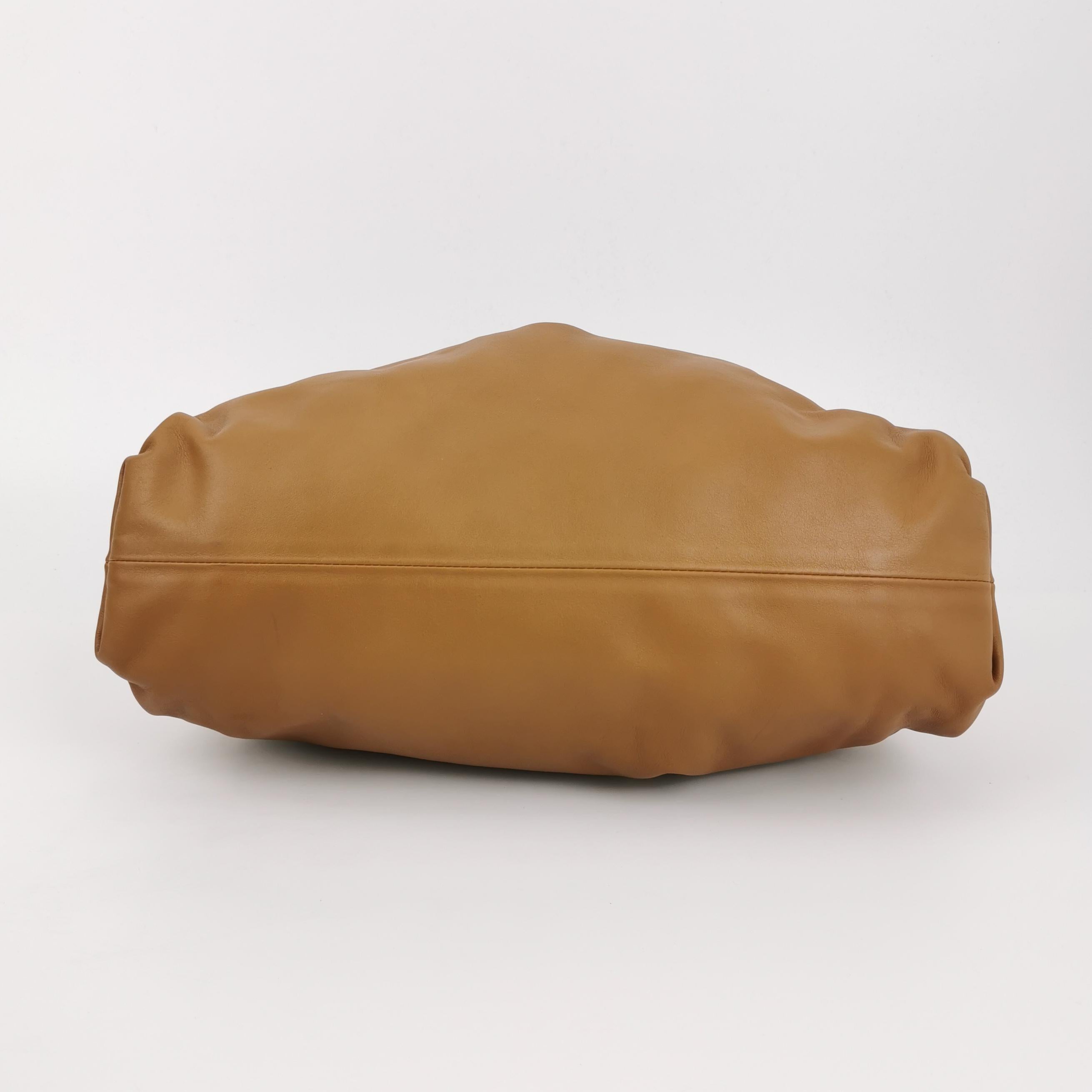 Bottega Veneta Pochette Cuir de veau Caramel Brown Large en vente 2