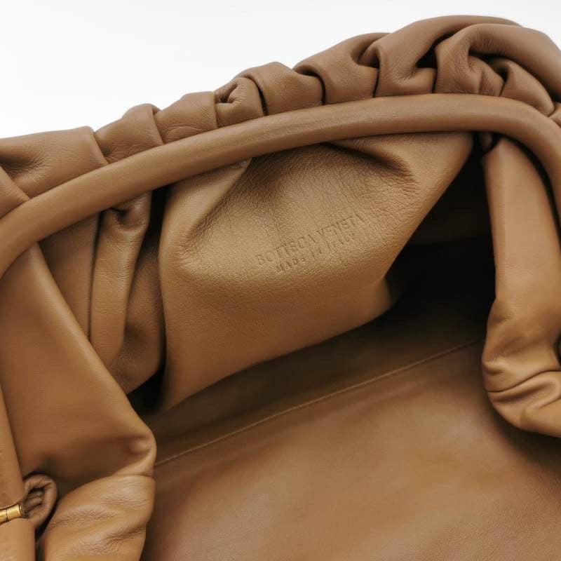Bottega Veneta Pouch in pelle di vitello marrone caramello grande in vendita 3