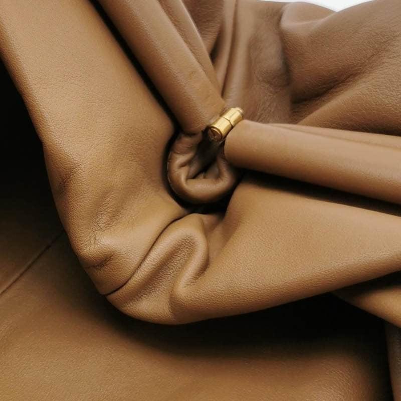 Bottega Veneta Pouch in pelle di vitello marrone caramello grande in vendita 4