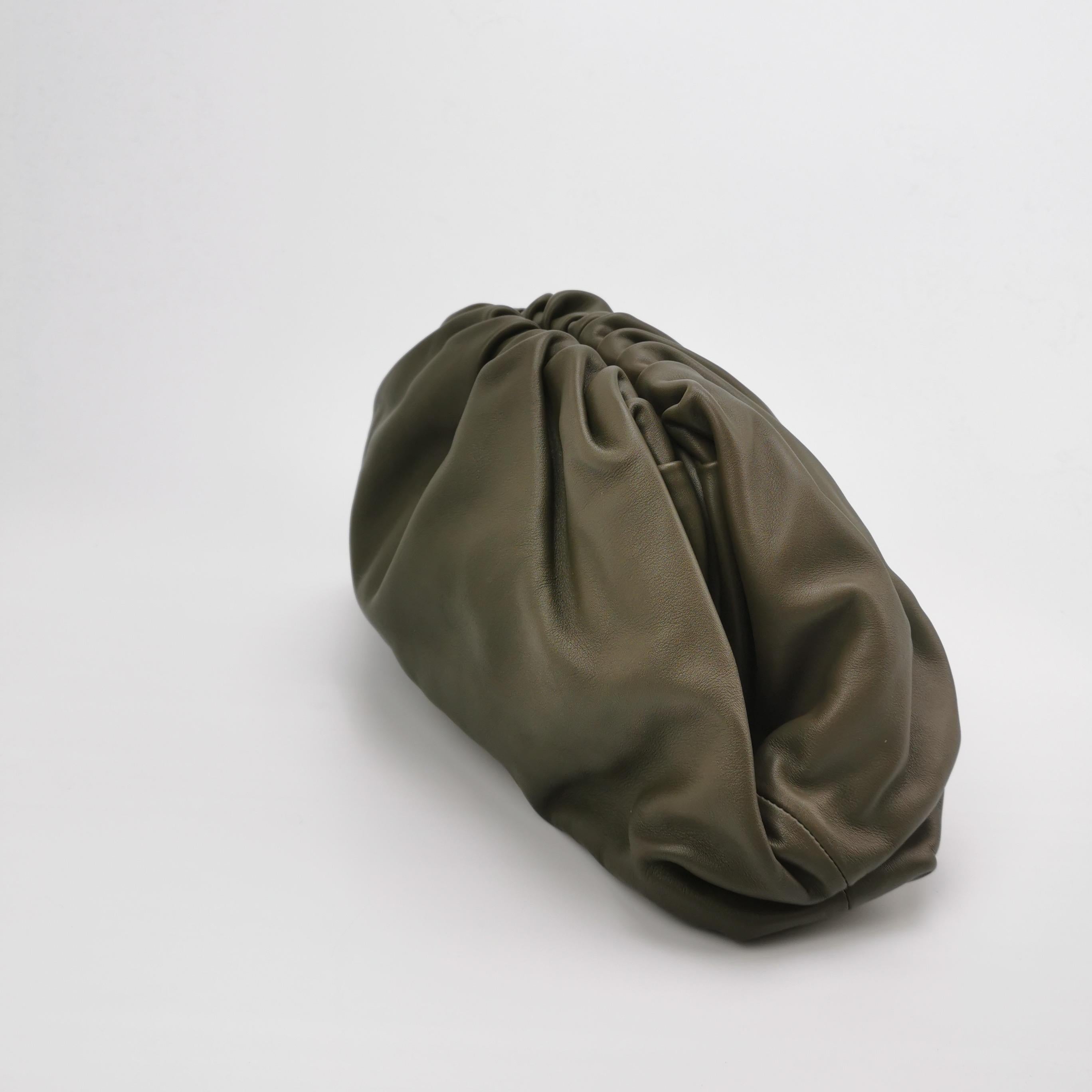 Bottega Veneta Pouch in pelle di vitello Greene & Greene Grande
  Queste sono foto professionali della borsa offerta da Luxbags.
  Questo marsupio di Bottega Veneta si distingue per il suo colore verde scuro su una lussuosa pelle di vitello.