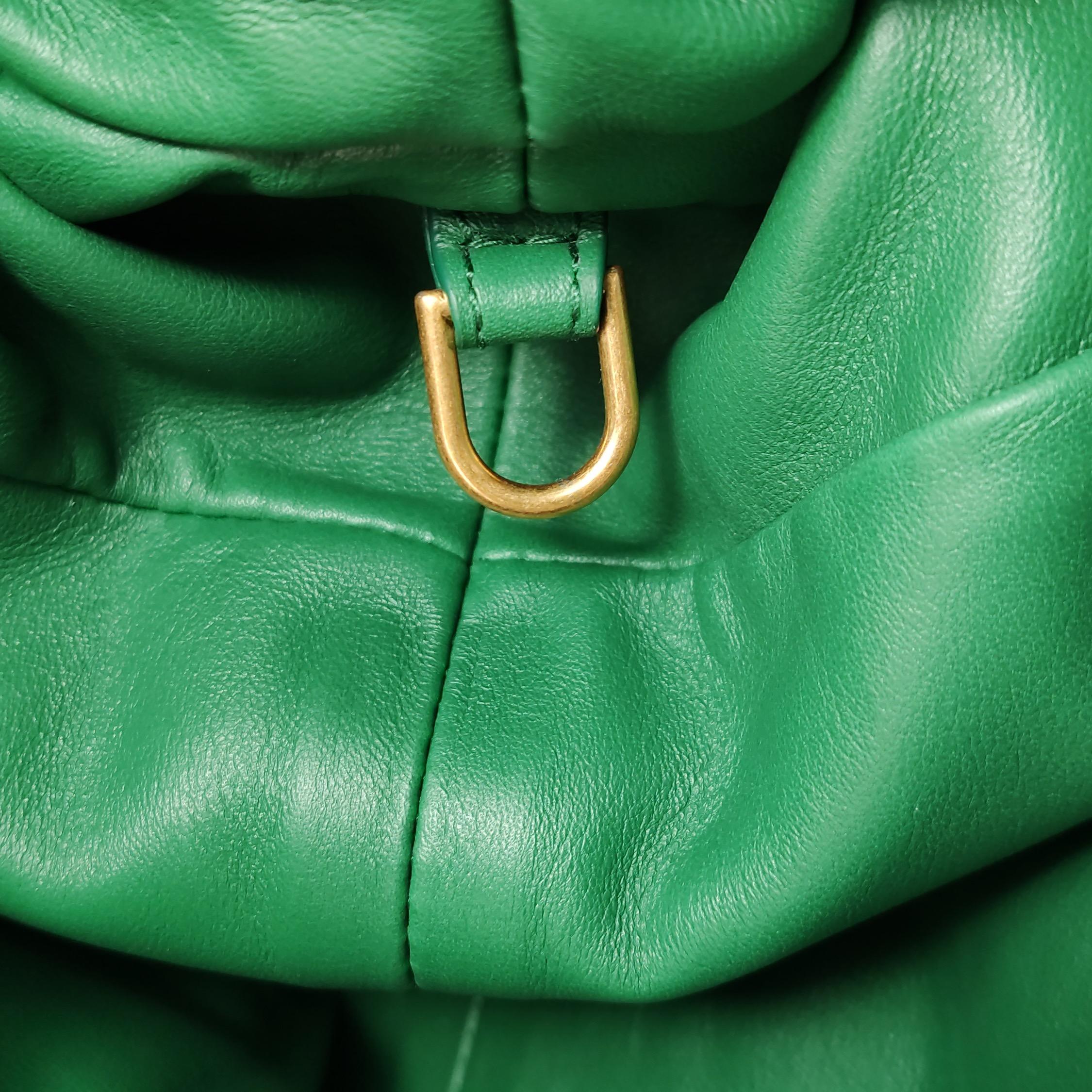 Bottega Veneta Pochette en cuir de veau vert Large en vente 5