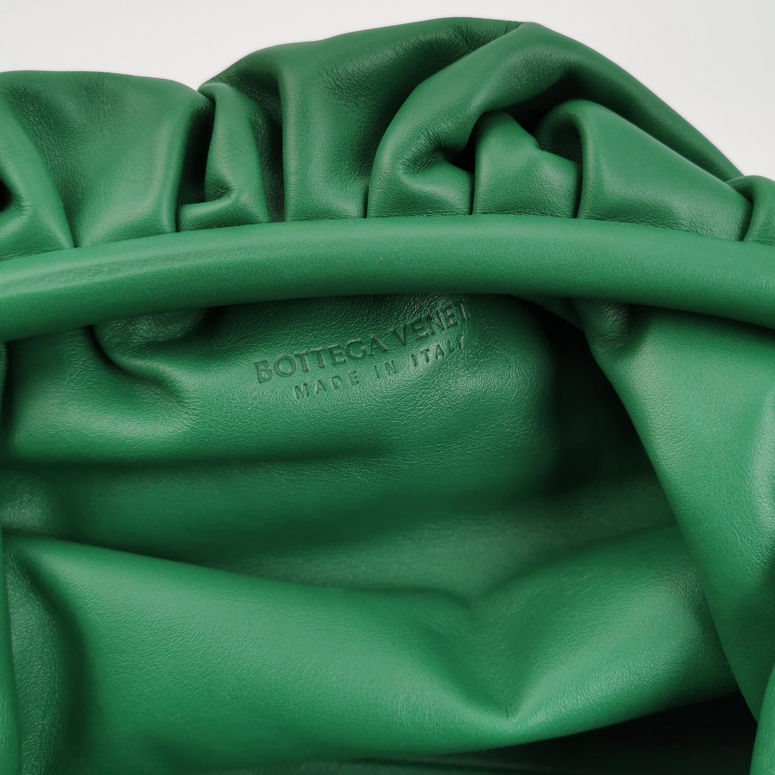Bottega Veneta Pochette en cuir de veau vert Large en vente 6