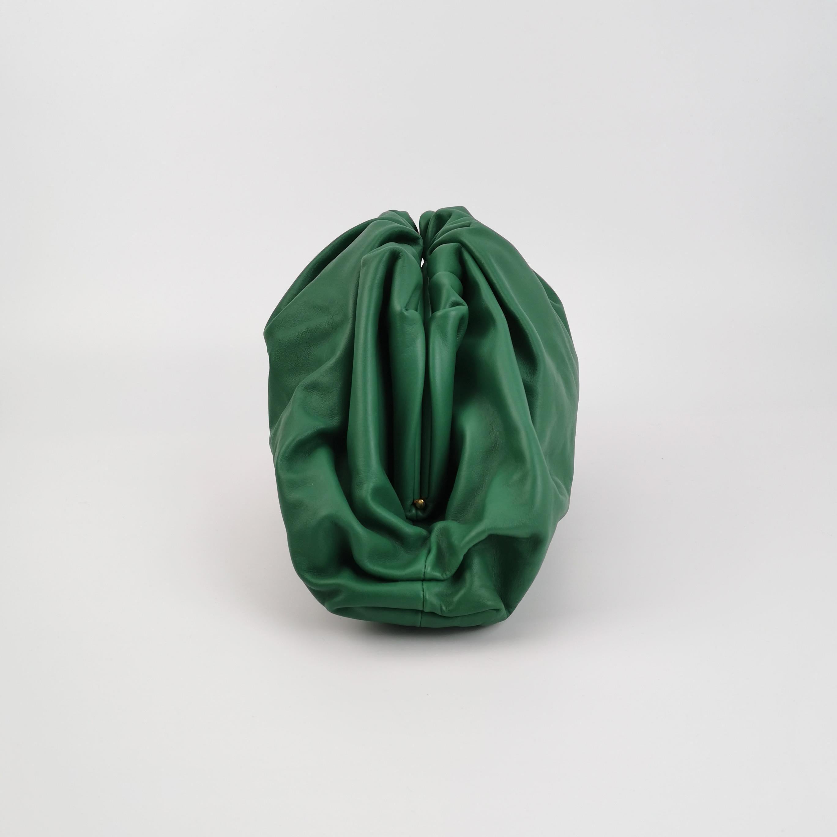 Pochette Bottega Veneta en cuir de veau vert foncé grand format
  Il s'agit de photos professionnelles du sac offert par Luxbags.
  Cette pochette Bottega Veneta se distingue brillamment par son luxueux cuir de veau. À l'intérieur, il est doté d'un