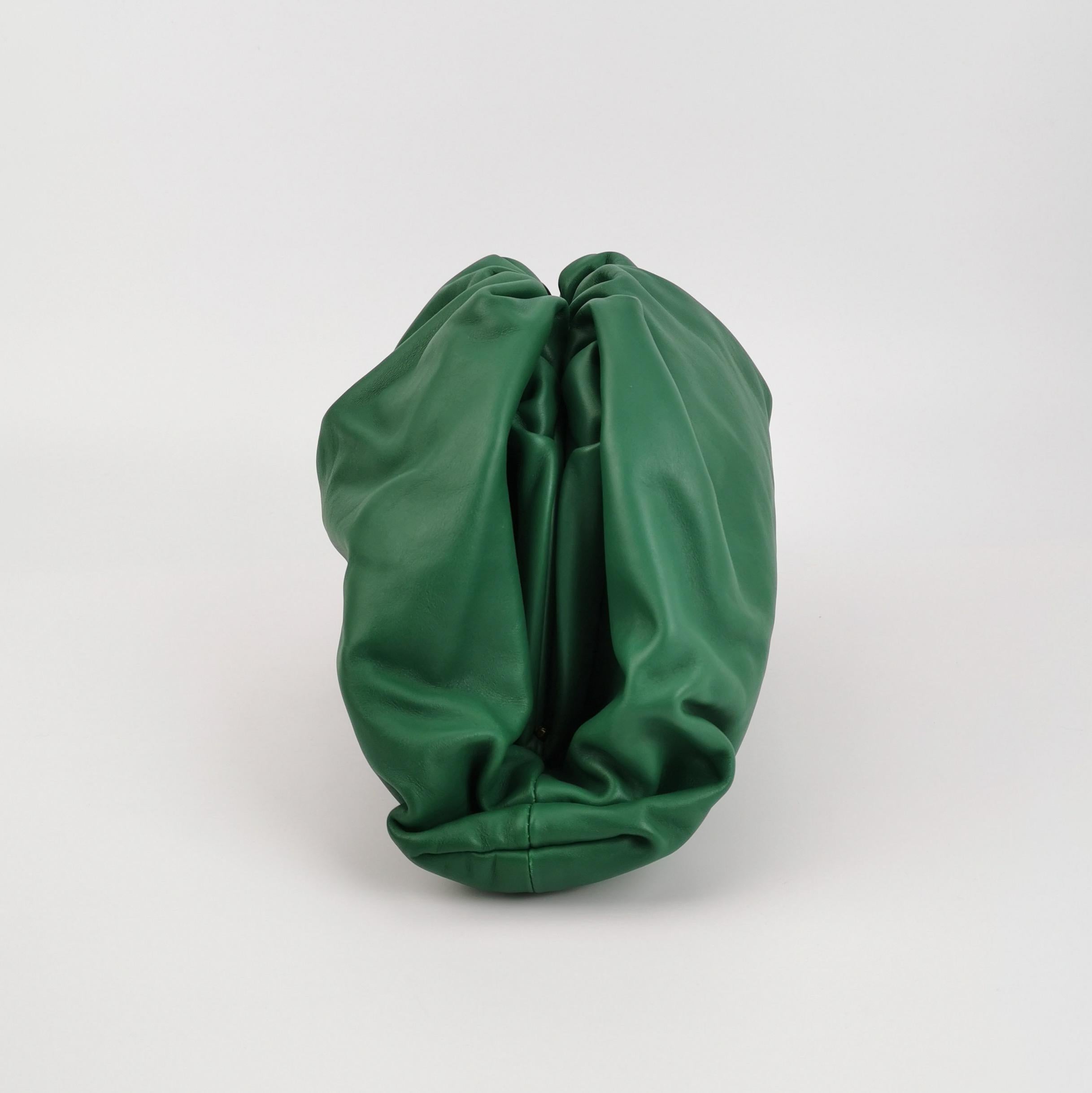 Vert Bottega Veneta Pochette en cuir de veau vert Large en vente