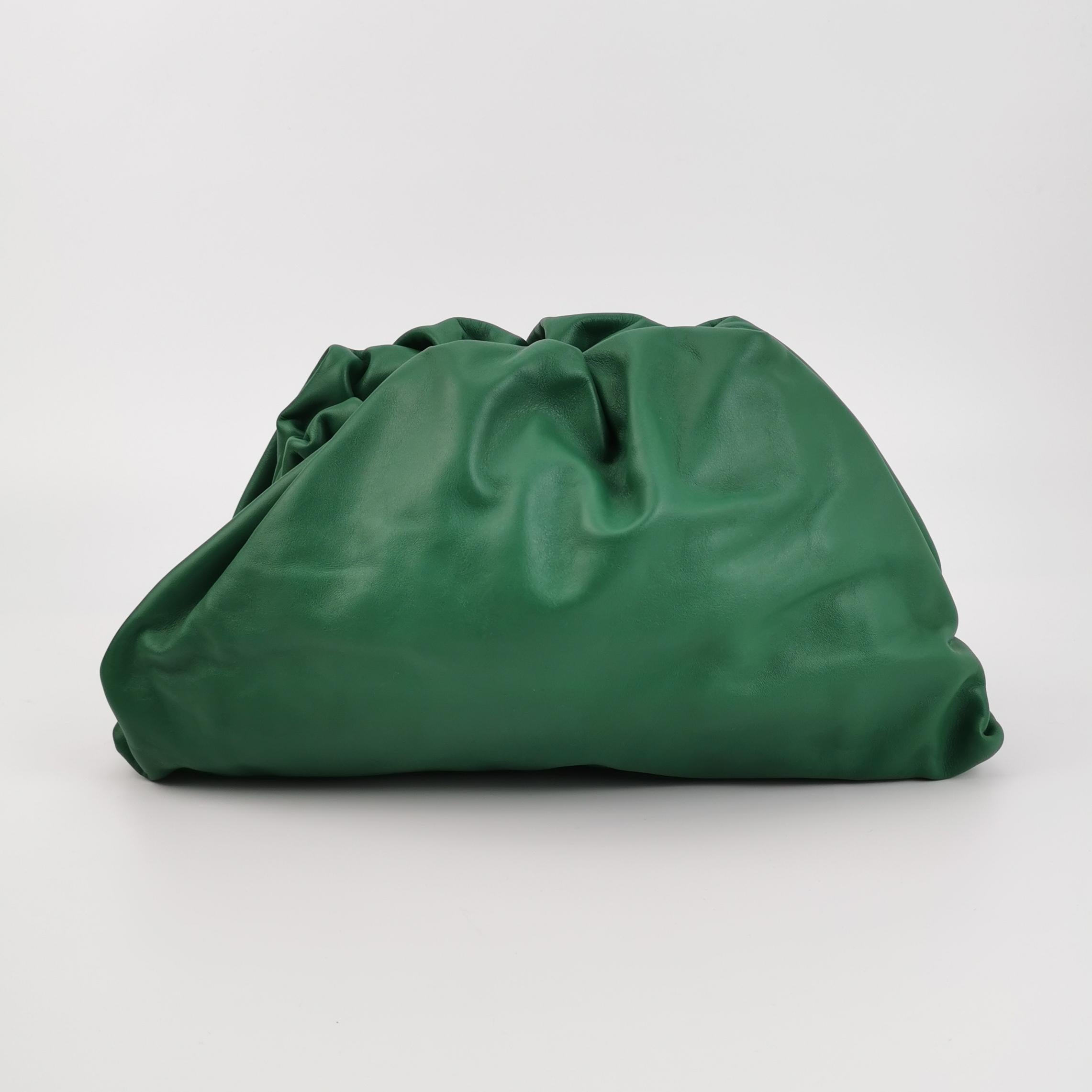 Bottega Veneta Pochette en cuir de veau vert Large Excellent état - En vente à AUBERVILLIERS, FR