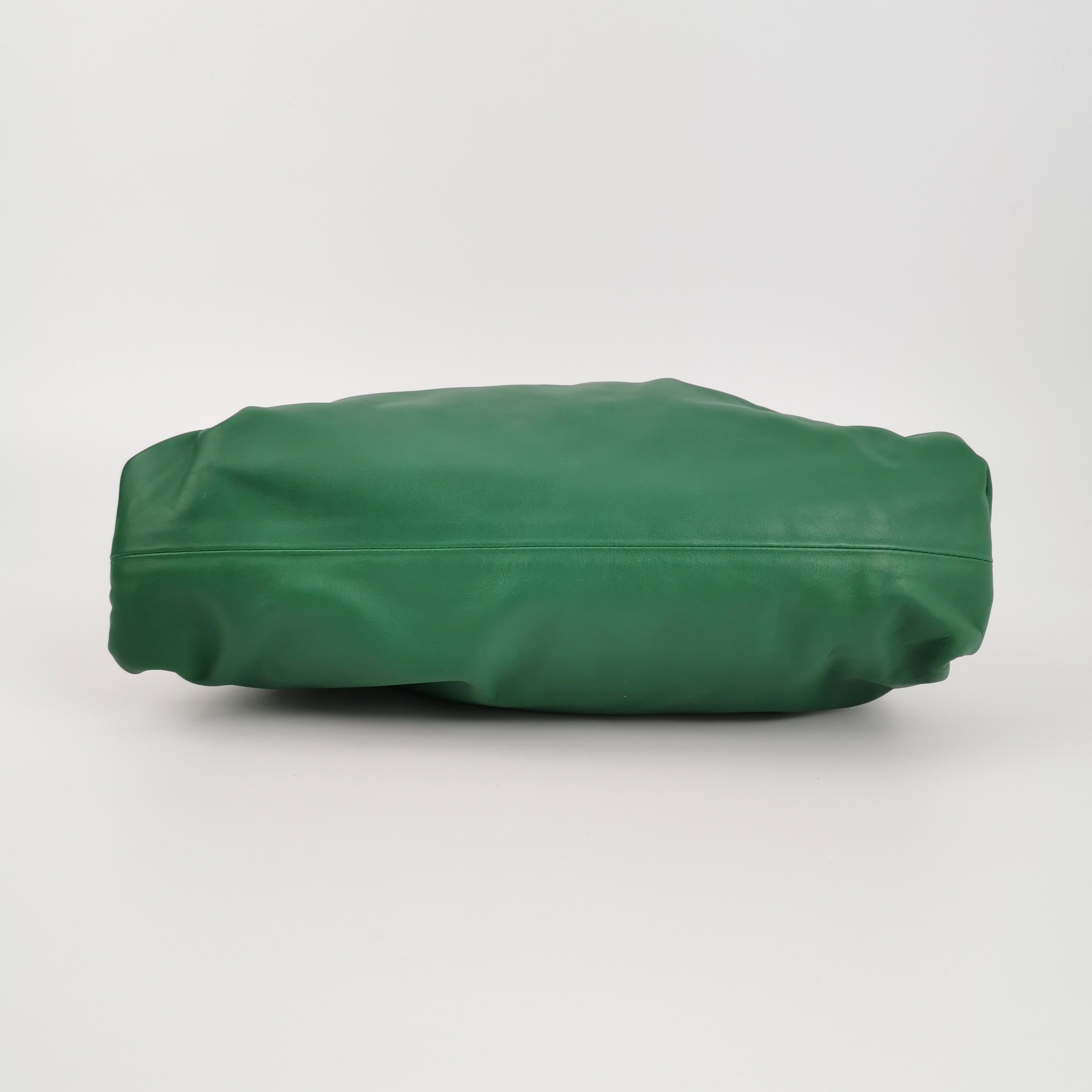 Bottega Veneta Pochette en cuir de veau vert Large Pour femmes en vente