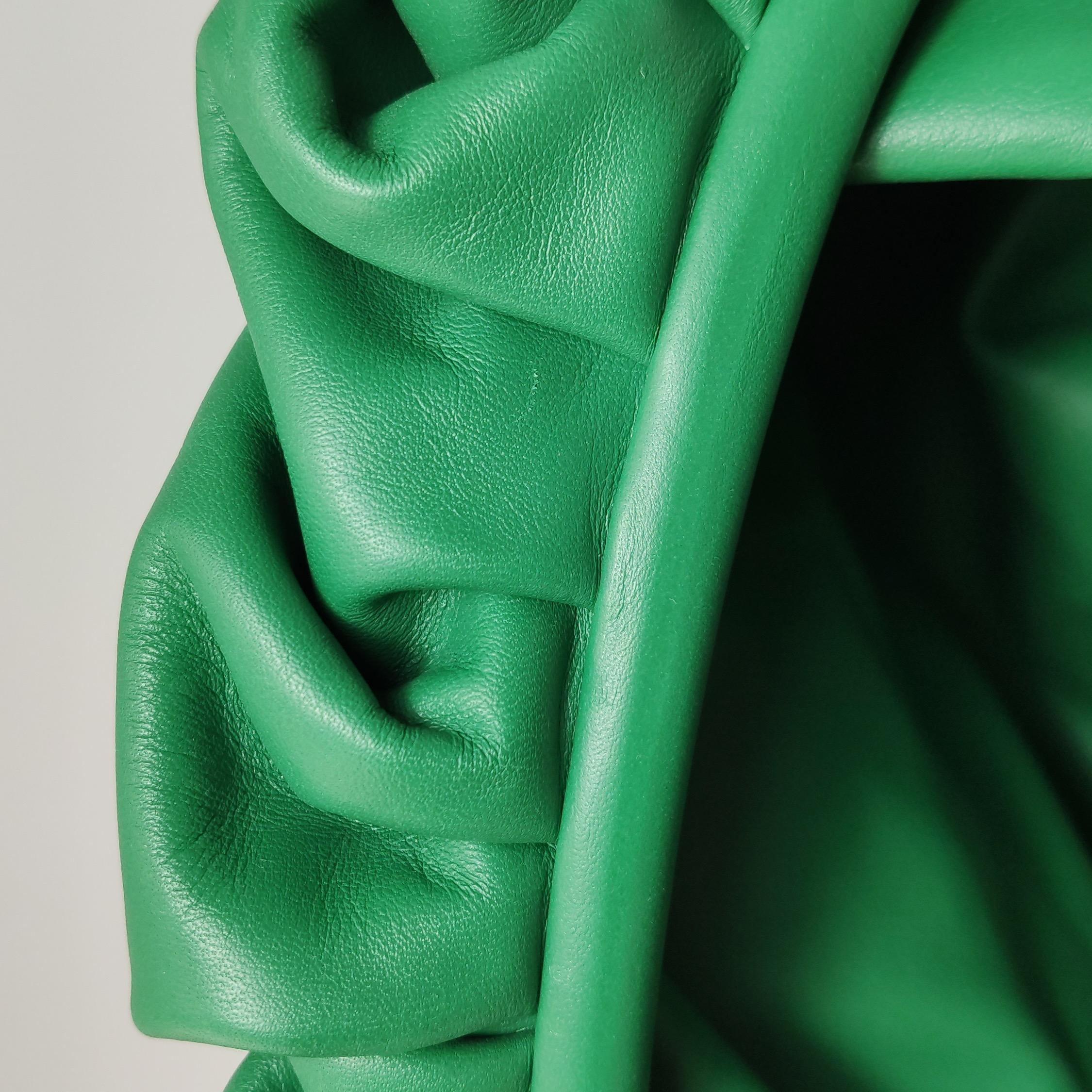 Bottega Veneta Pochette en cuir de veau vert Large en vente 2