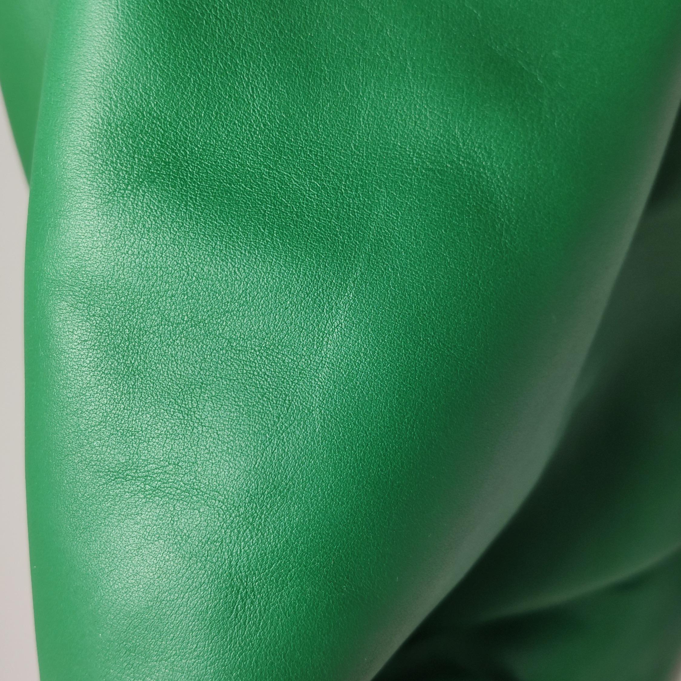 Bottega Veneta Pochette en cuir de veau vert Large en vente 3