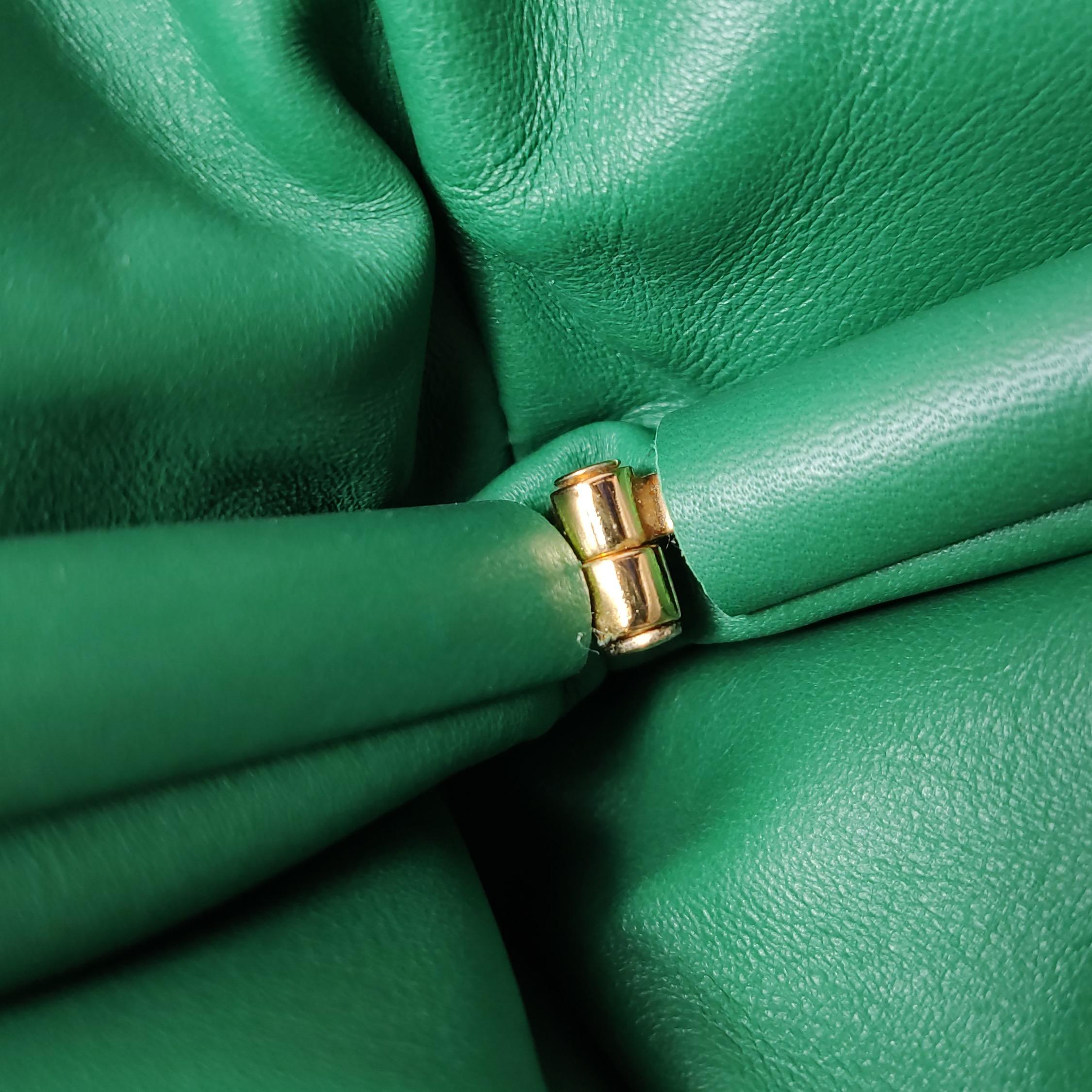 Bottega Veneta Pochette en cuir de veau vert Large en vente 4