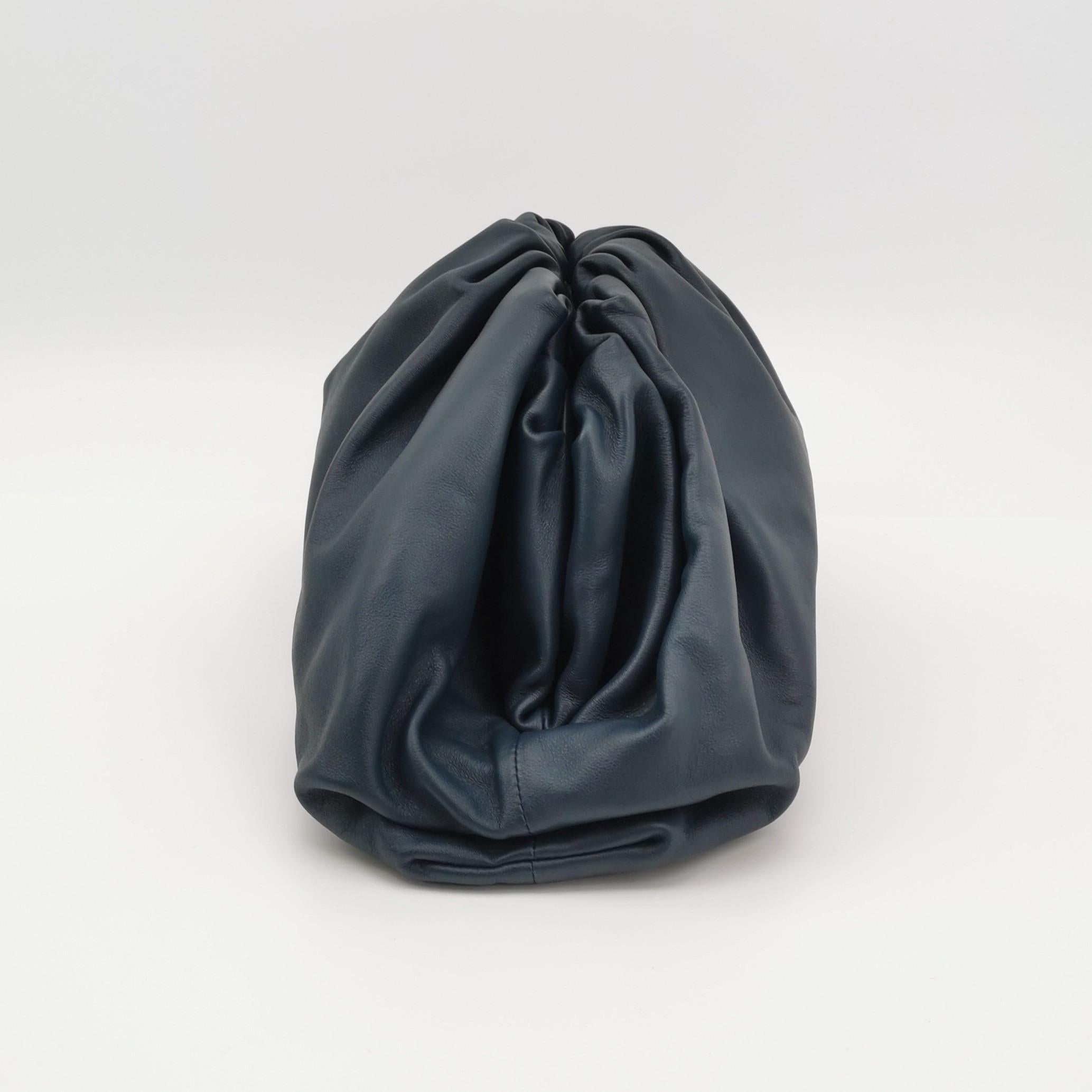 Bottega Veneta Pouch in pelle di vitello Greene & Greene Grande
  Queste sono foto professionali della borsa offerta da Luxbags.
  Questo marsupio di Bottega Veneta si distingue per la sua lussuosa pelle di vitello. All'interno, la morbida pelle