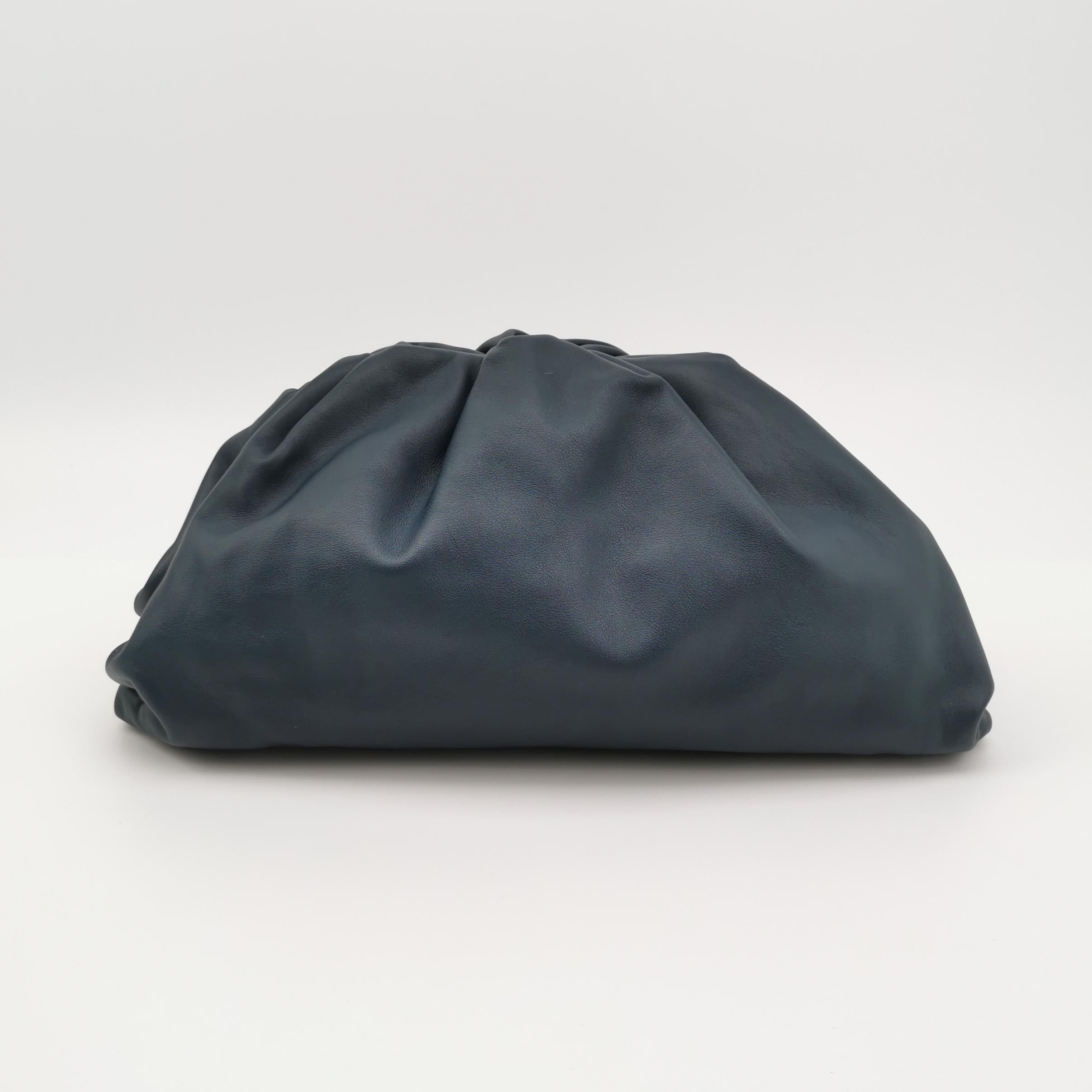 Nero Bottega Veneta Marsupio in pelle di vitello Navy Grande in vendita
