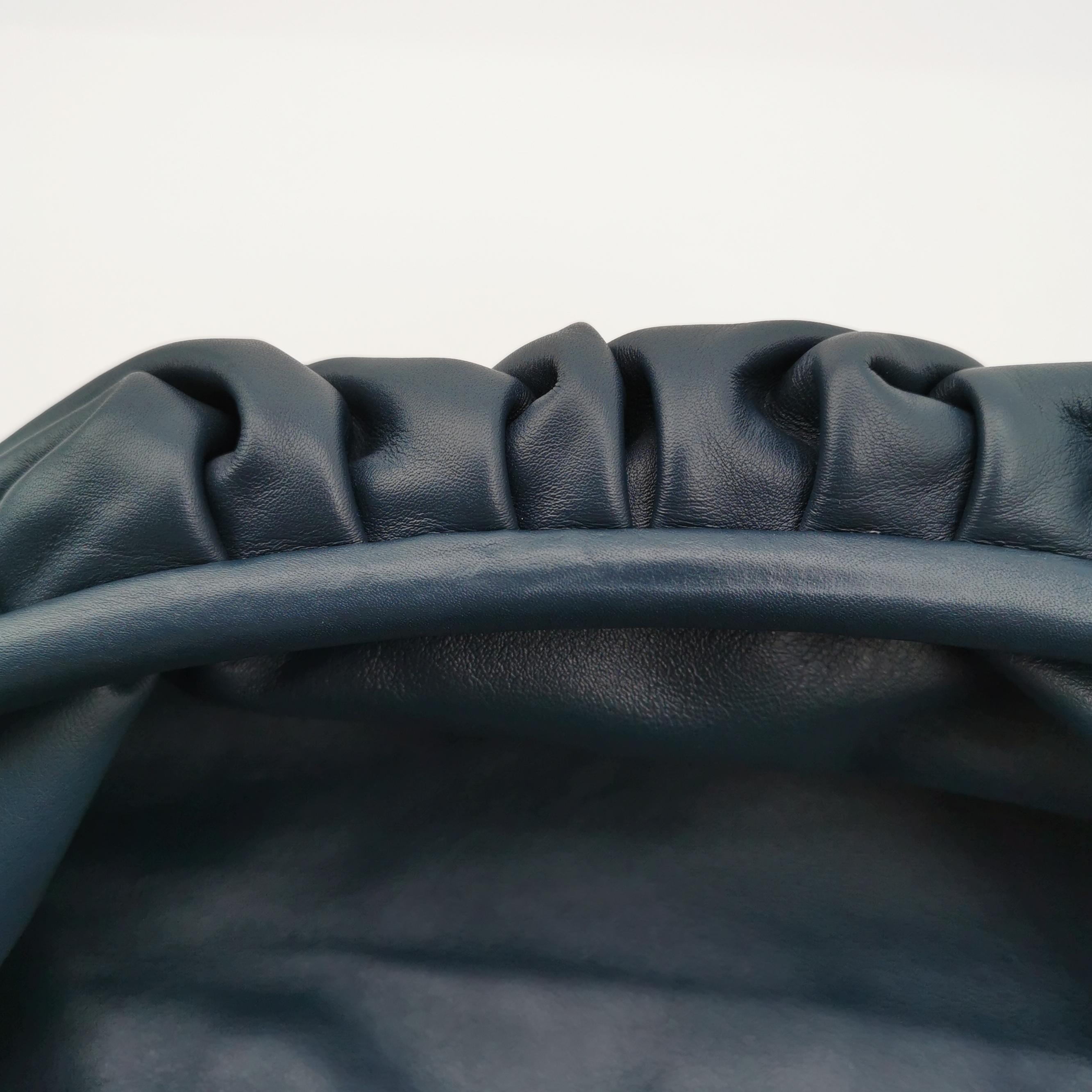 Donna Bottega Veneta Marsupio in pelle di vitello Navy Grande in vendita