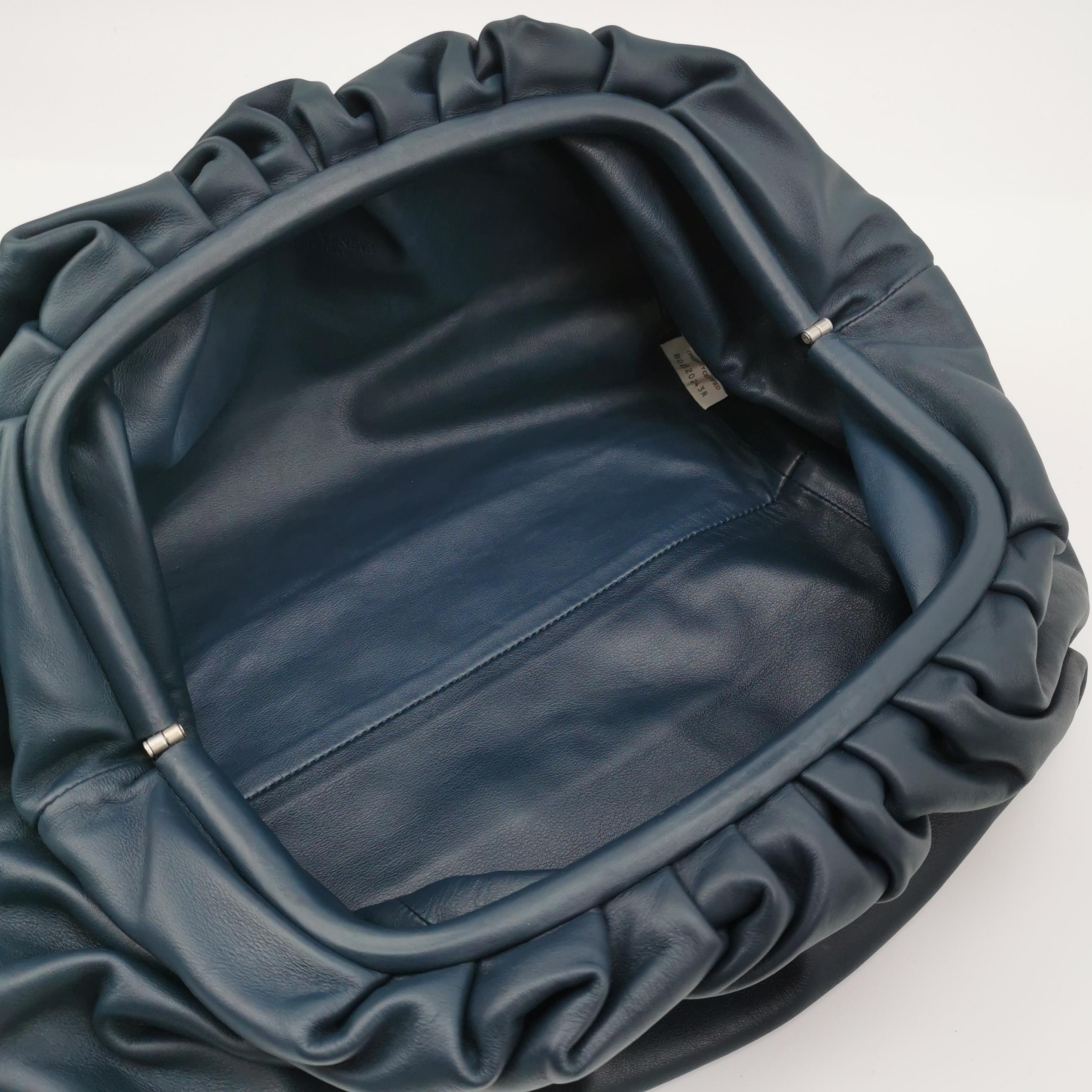 Bottega Veneta Marsupio in pelle di vitello Navy Grande in vendita 2