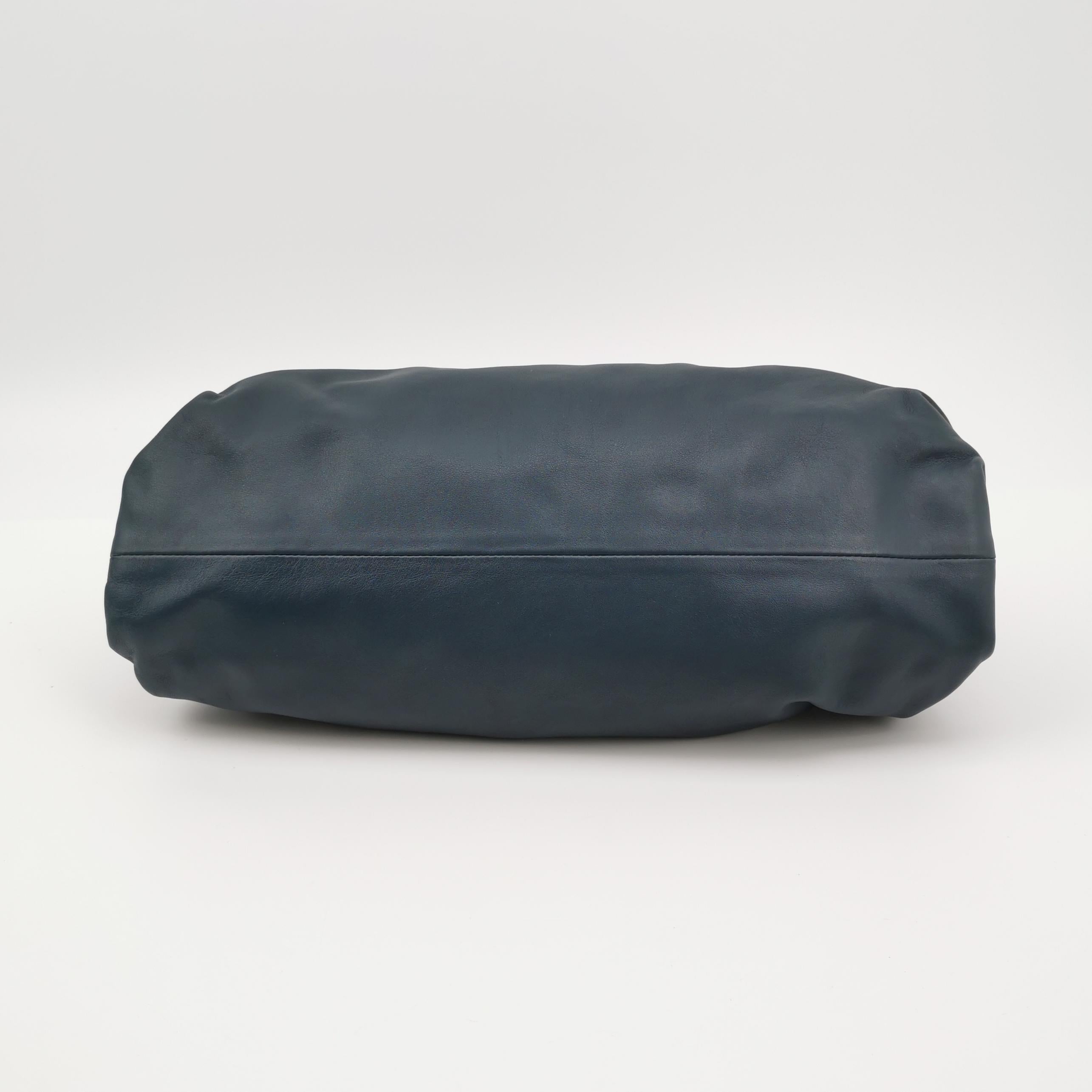 Bottega Veneta Marsupio in pelle di vitello Navy Grande in vendita 3