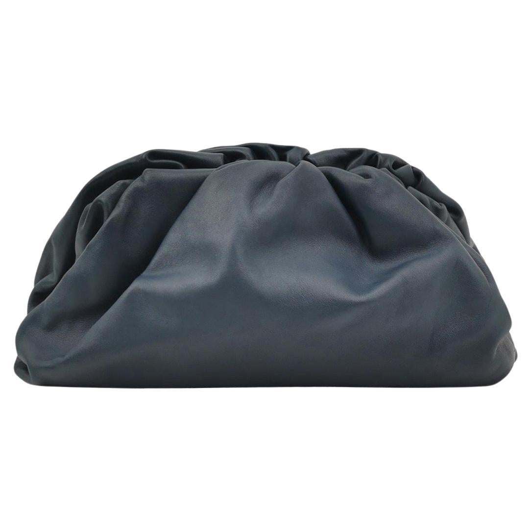 Bottega Veneta Marsupio in pelle di vitello Navy Grande in vendita