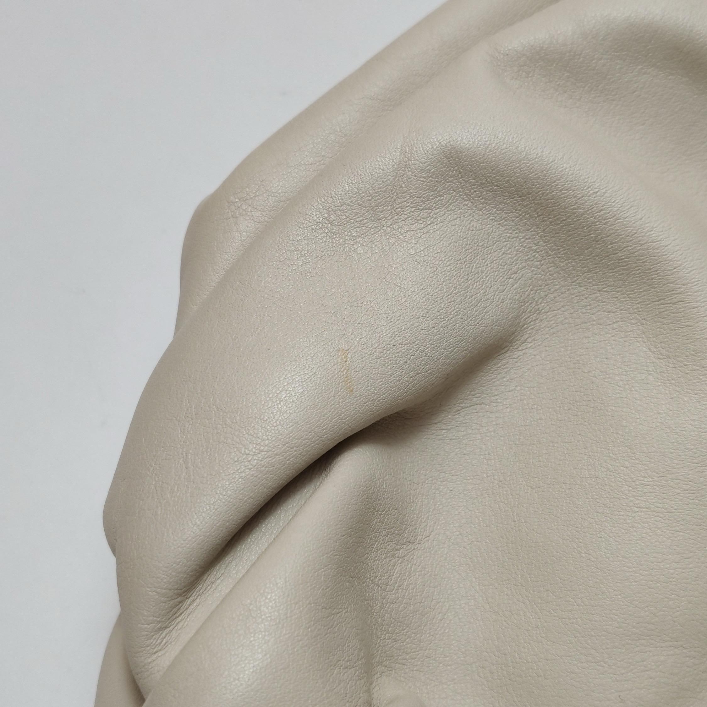 Pochette Bottega Veneta en cuir de veau blanc écru grand format en vente 5