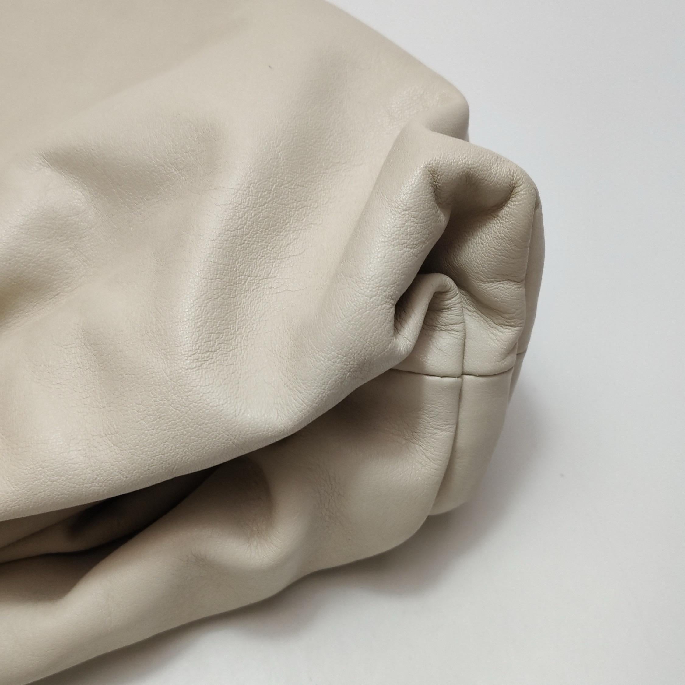 Pochette Bottega Veneta en cuir de veau blanc écru grand format en vente 7