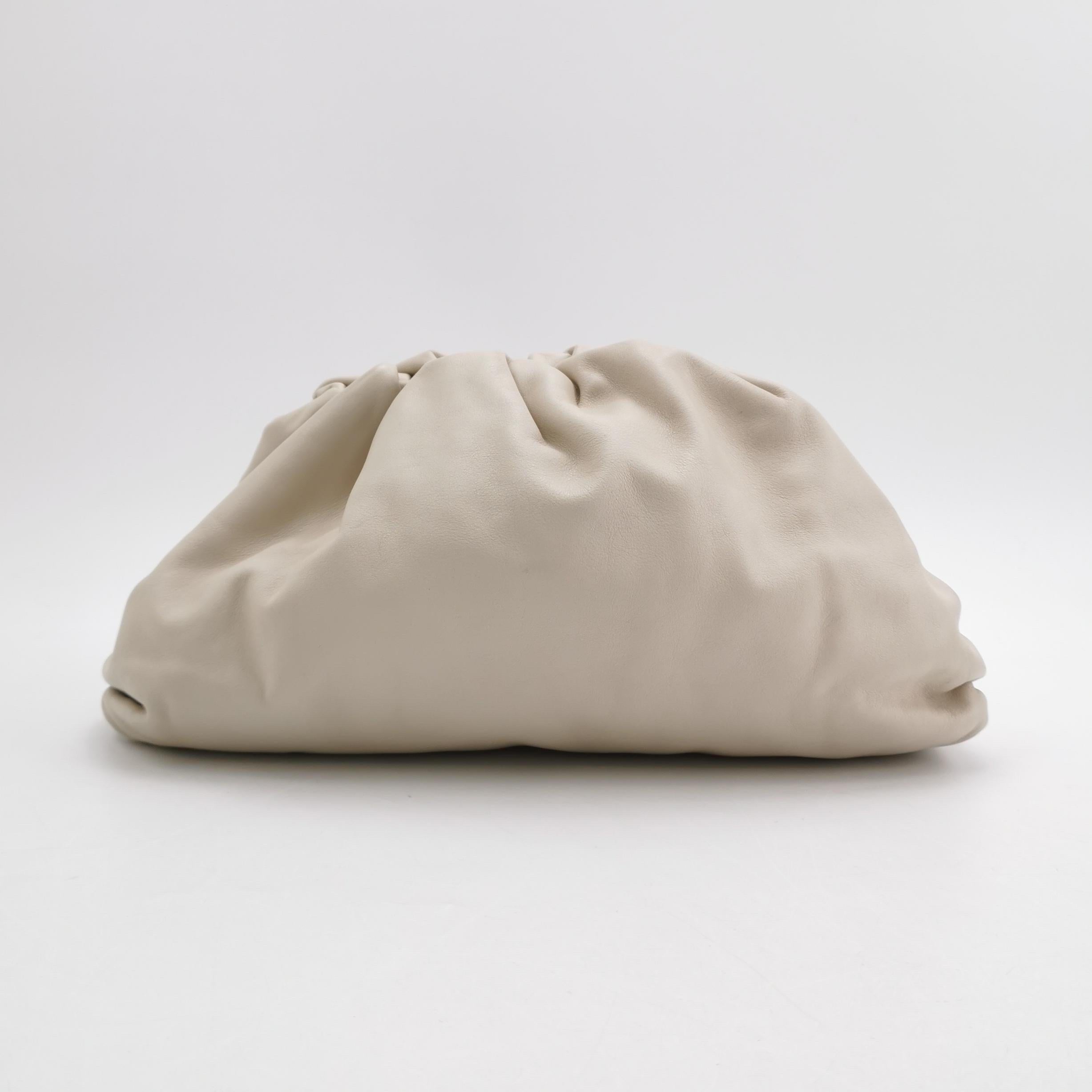 Bottega Veneta Pouch Calfskin Leather White Ecru Large Ce sont des photos professionnelles du sac réel offert par Luxbags. Ce Pouch Bottega Veneta se distingue brillamment, avec sa couleur caramel sur un luxueux cuir de veau. À l'intérieur, il est