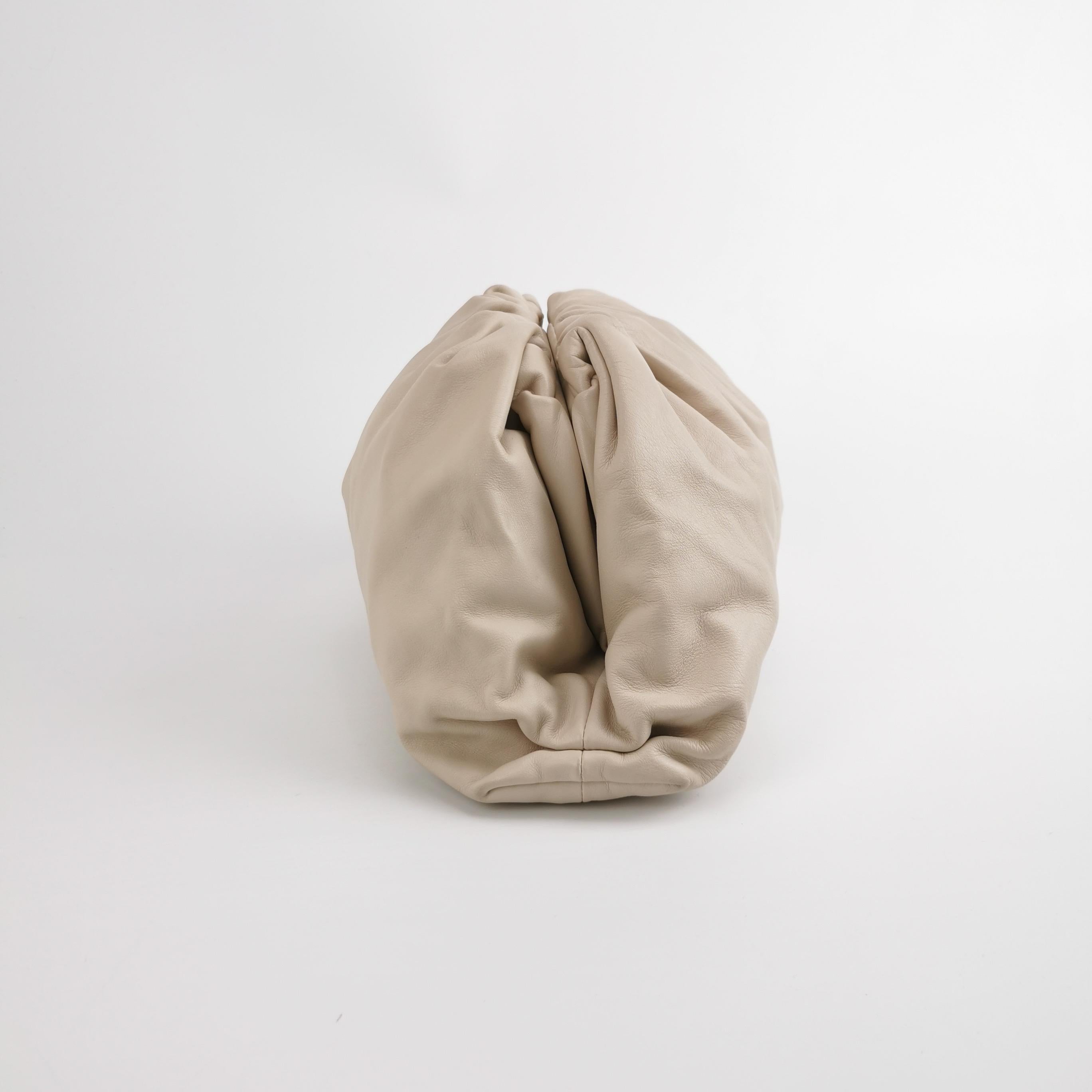 Bottega Veneta Pouch Kalbsleder Weiß Ecru Large Dies sind professionelle Fotos der tatsächlich von Luxbags angebotenen Tasche. Diese Bottega Veneta Pouch besticht durch ihre Karamellfarbe auf luxuriösem Kalbsleder. Die Innenseite ist mit
