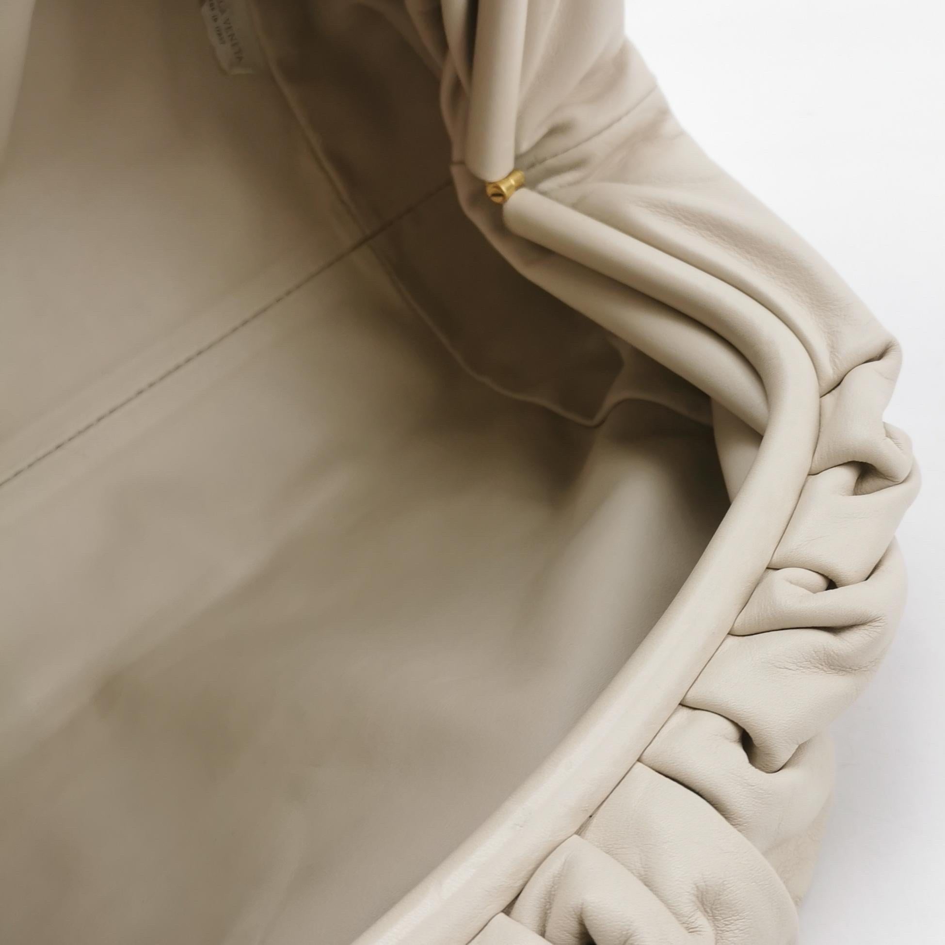 Marron Pochette Bottega Veneta en cuir de veau blanc écru grand format en vente