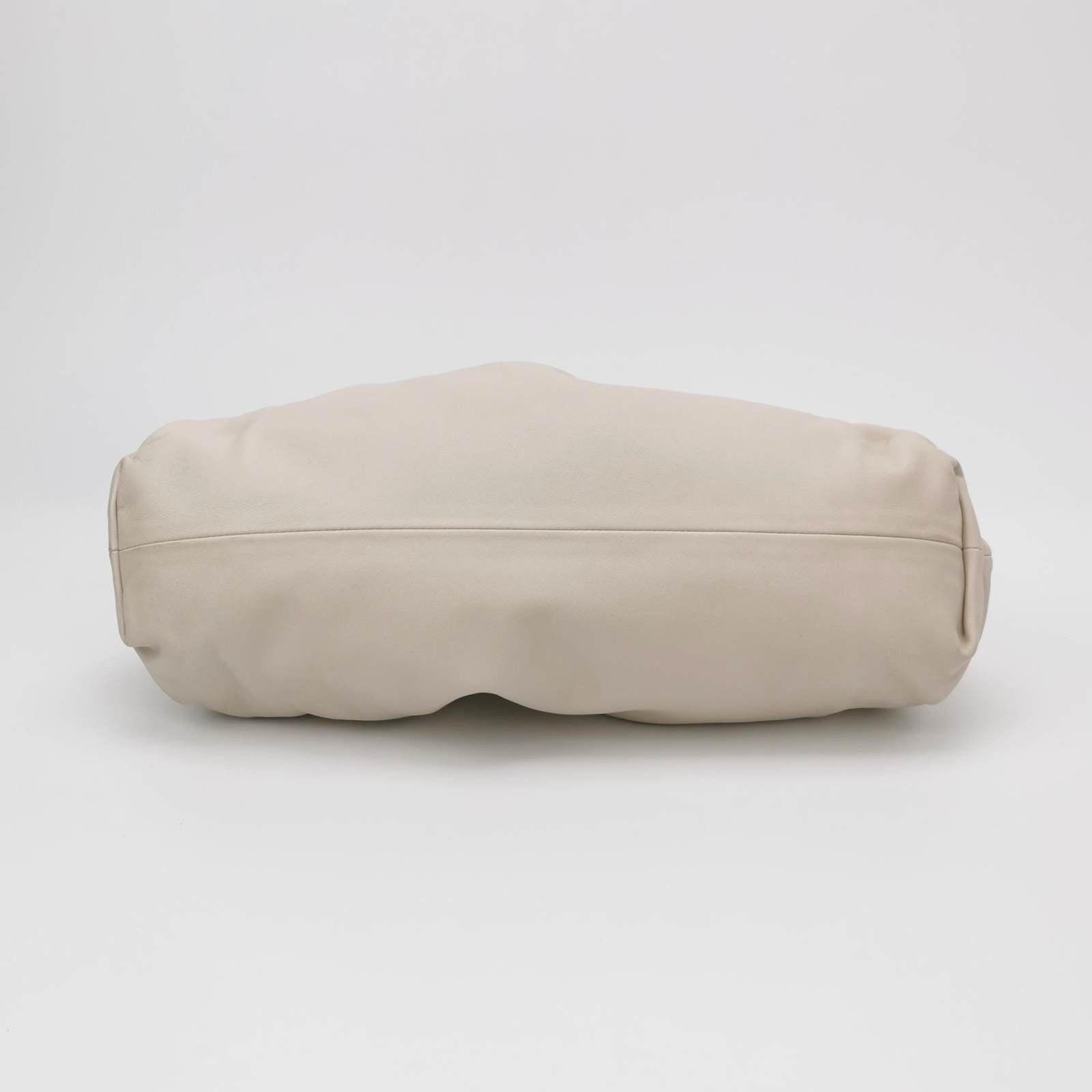 Bottega Veneta Pouch Calfskin Leather White Ecru Large In Good Condition For Sale In AUBERVILLIERS, FR