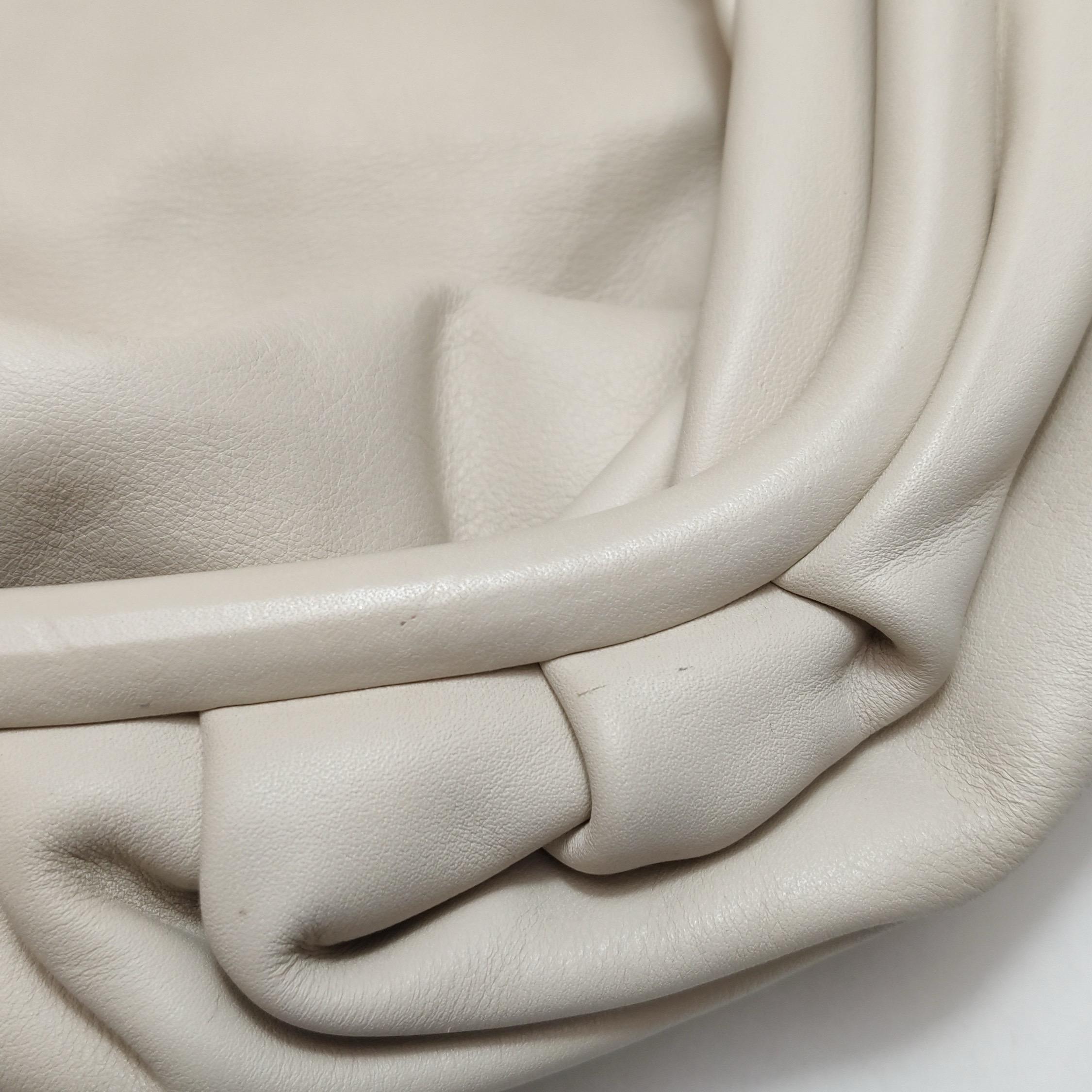 Pochette Bottega Veneta en cuir de veau blanc écru grand format Bon état - En vente à AUBERVILLIERS, FR