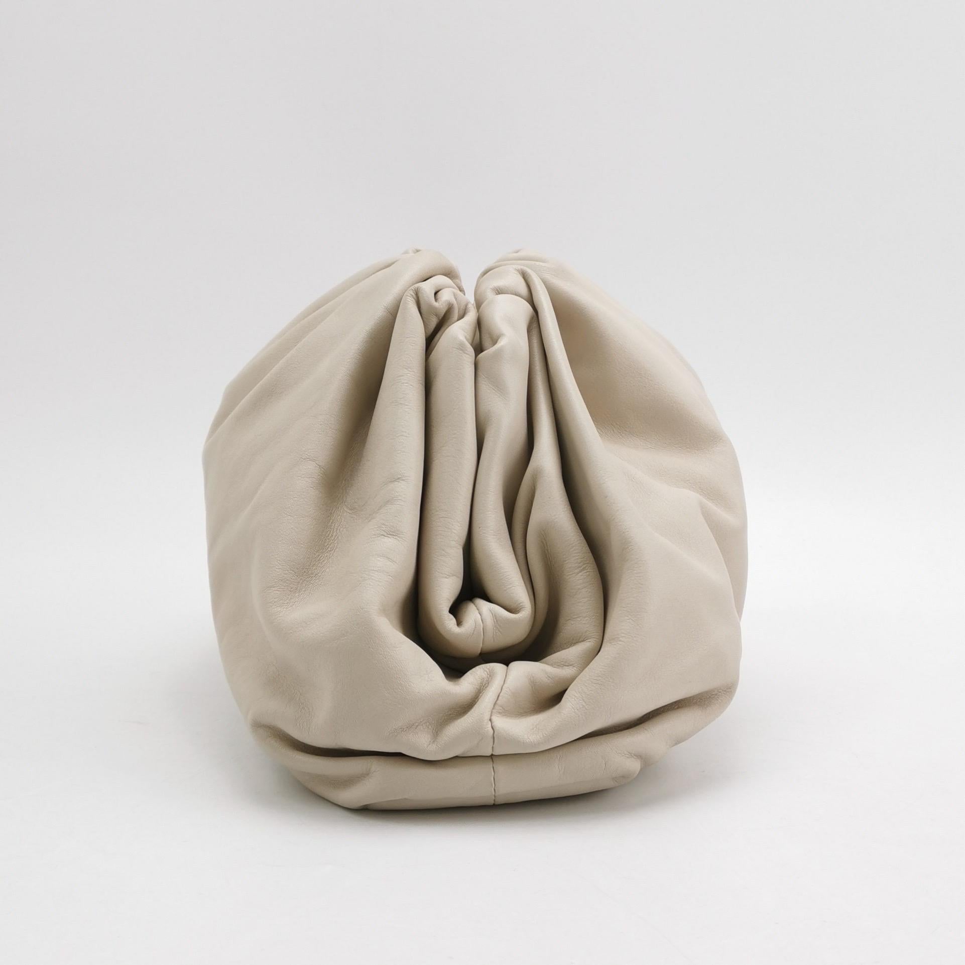 Pochette Bottega Veneta en cuir de veau blanc écru grand format en vente 1