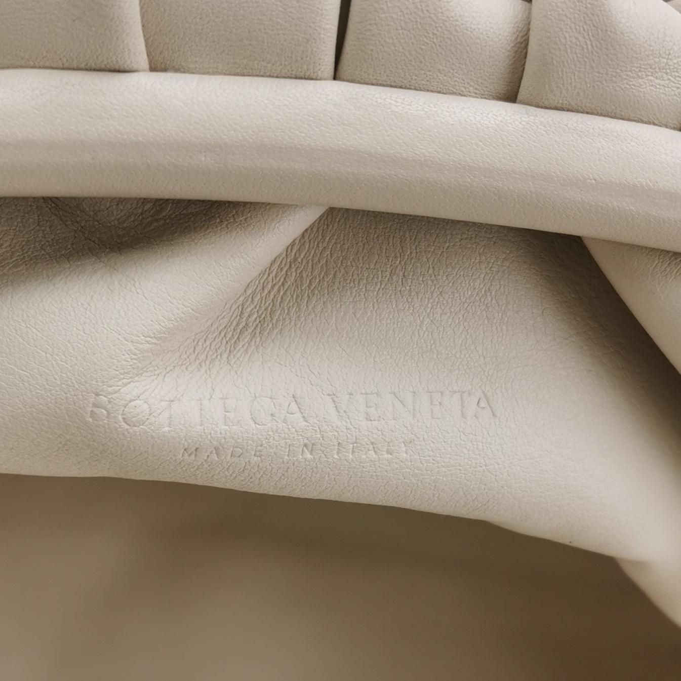 Pochette Bottega Veneta en cuir de veau blanc écru grand format en vente 2