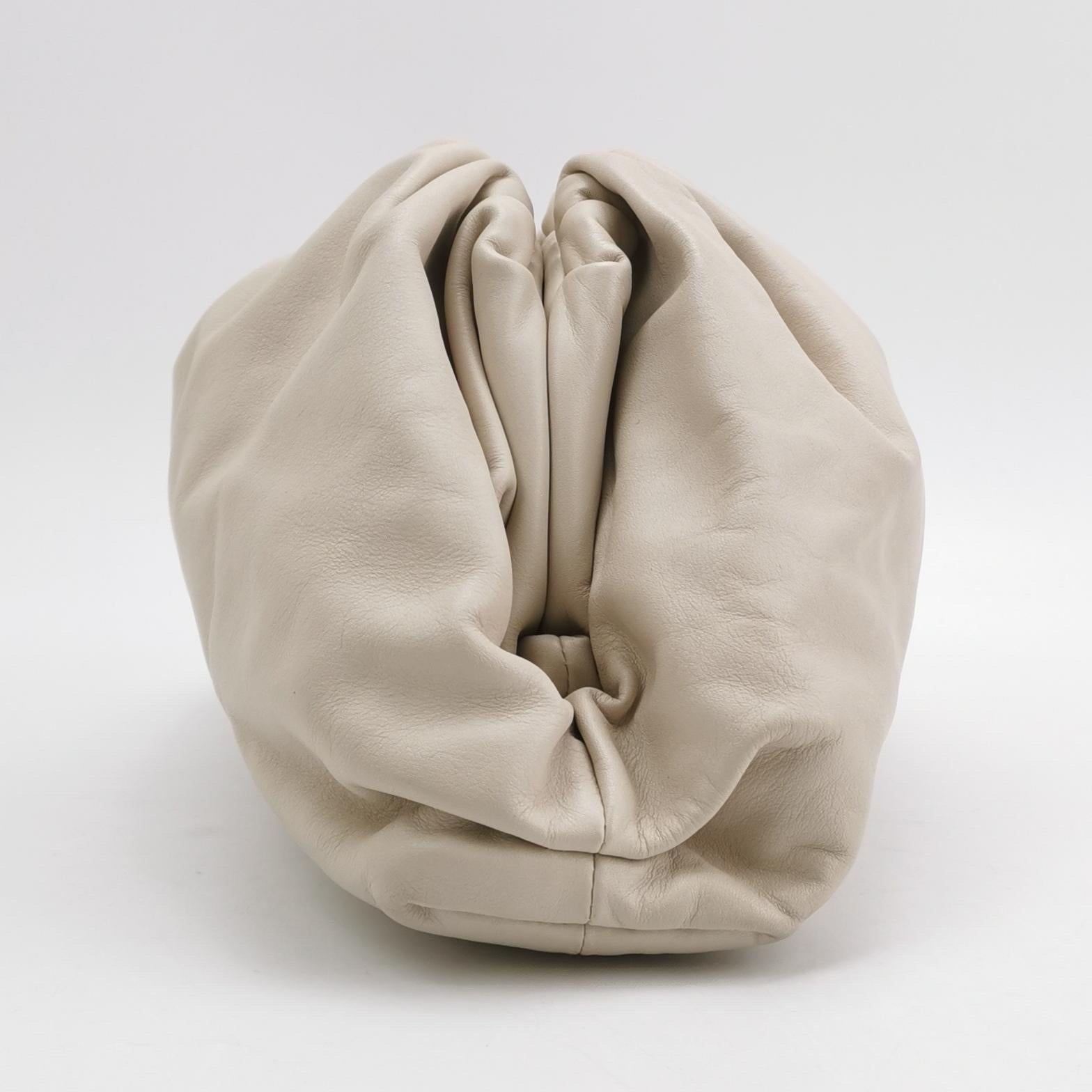 Pochette Bottega Veneta en cuir de veau blanc écru grand format en vente 3