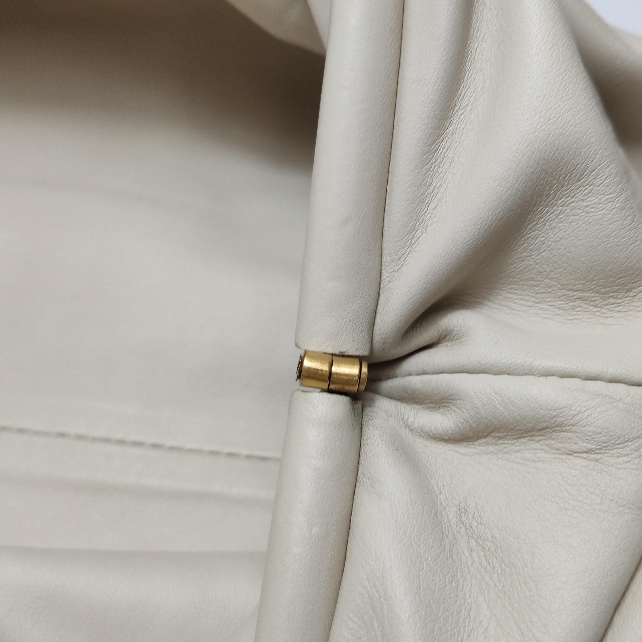Pochette Bottega Veneta en cuir de veau blanc écru grand format en vente 4