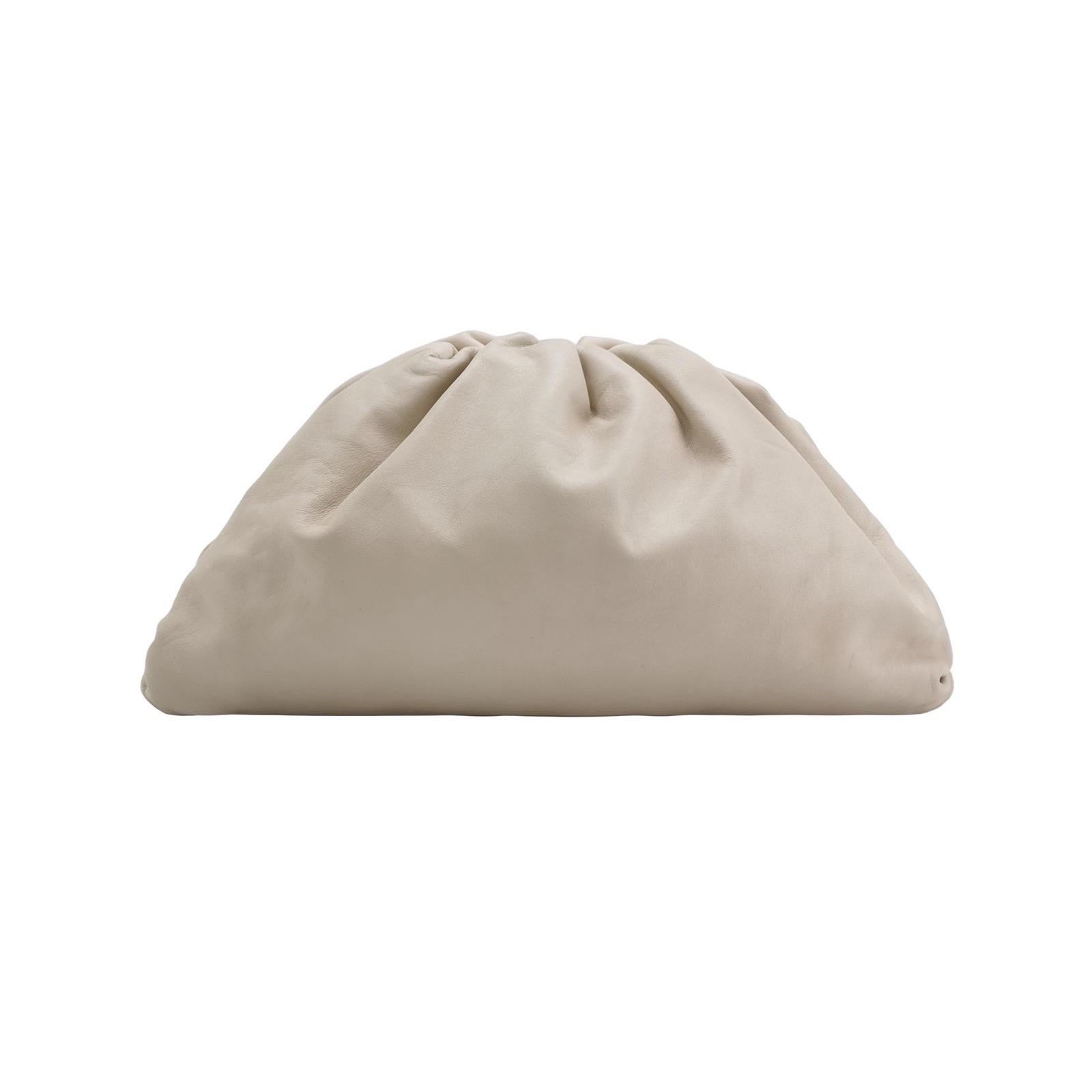 Pochette Bottega Veneta en cuir de veau blanc écru grand format