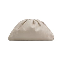 Pochette Bottega Veneta en cuir de veau blanc écru grand format
