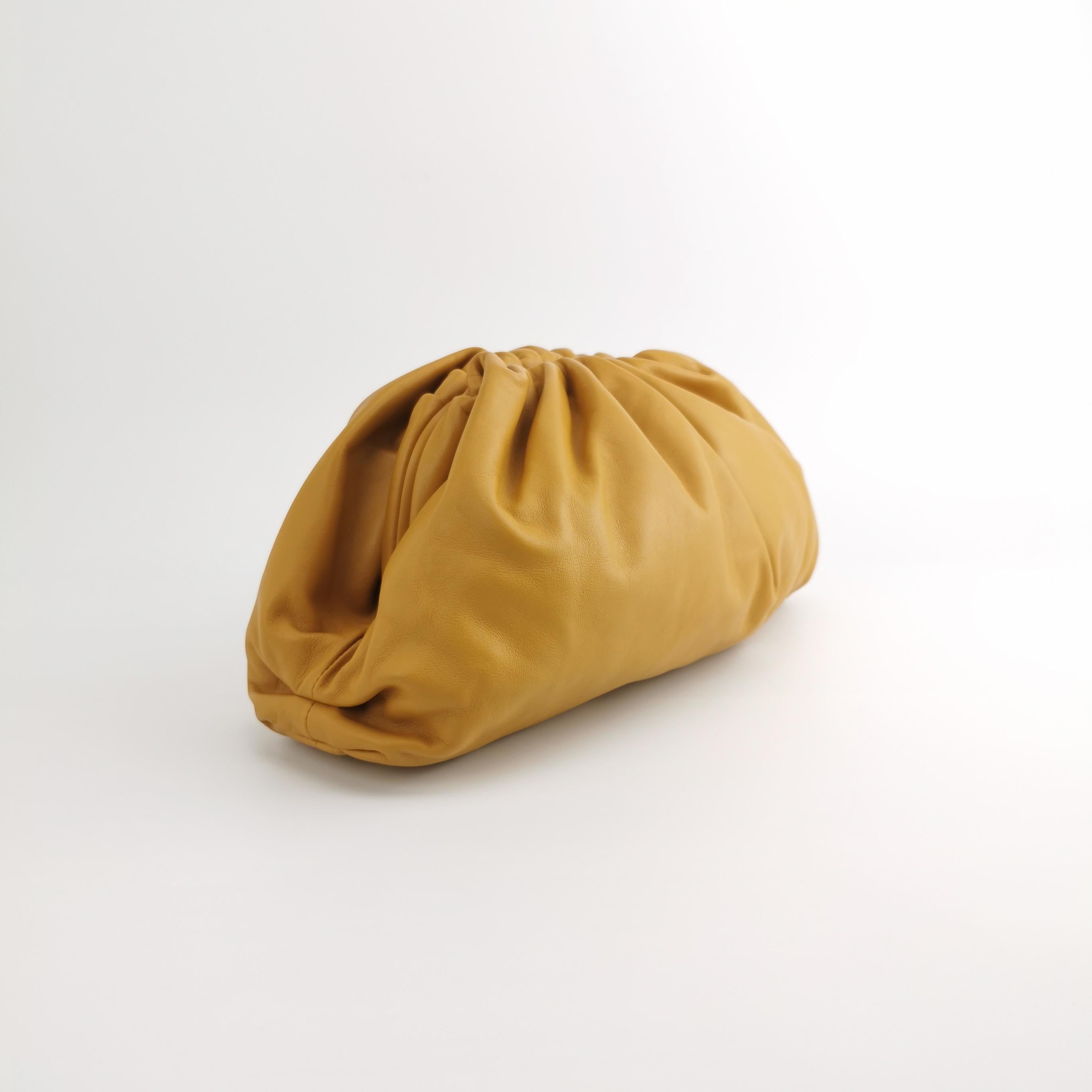 Bottega Veneta Pouch in pelle di vitello grande.
  Queste sono foto professionali della borsa offerta da Luxbags.
  Questo marsupio di Bottega Veneta si distingue per il suo colore caramello su una lussuosa pelle di vitello. All'interno, la morbida