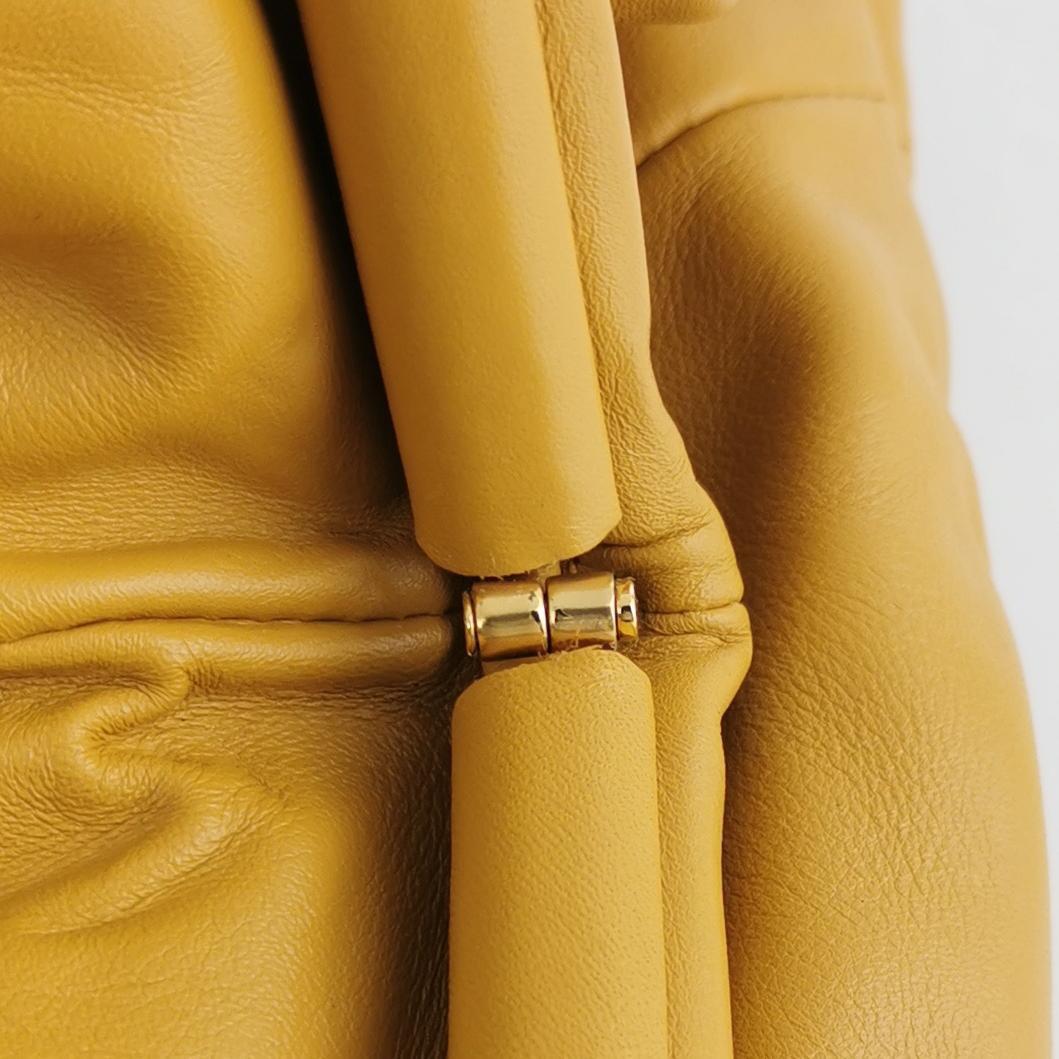 Giallo Bottega Veneta Marsupio in pelle di vitello giallo grande in vendita