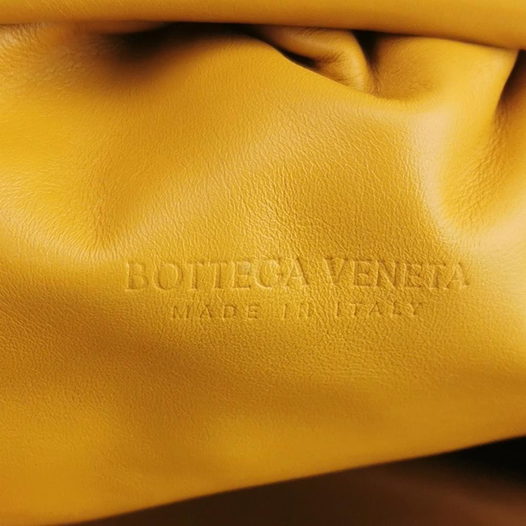 Bottega Veneta Marsupio in pelle di vitello giallo grande In condizioni ottime in vendita a AUBERVILLIERS, FR