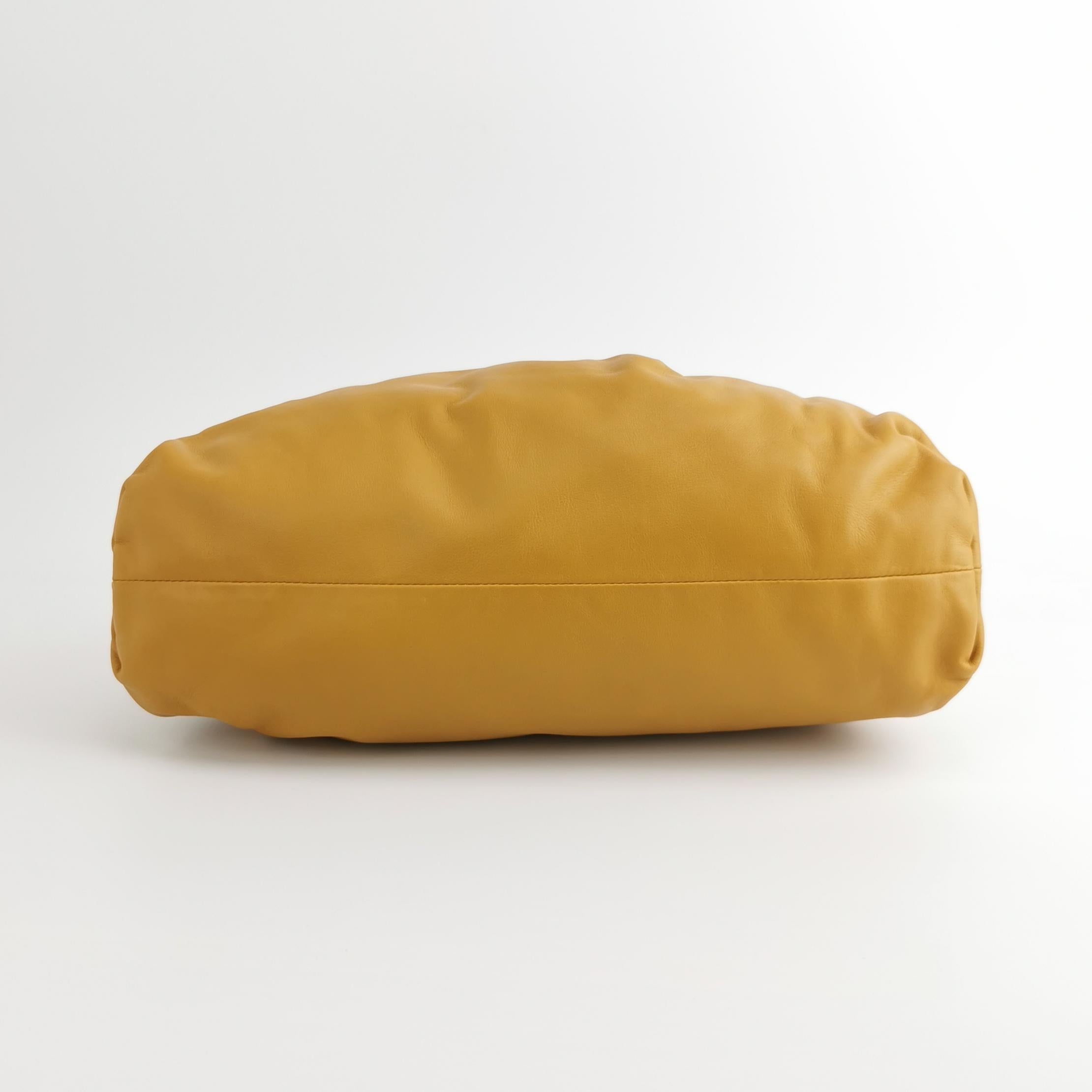 Bottega Veneta Marsupio in pelle di vitello giallo grande in vendita 1